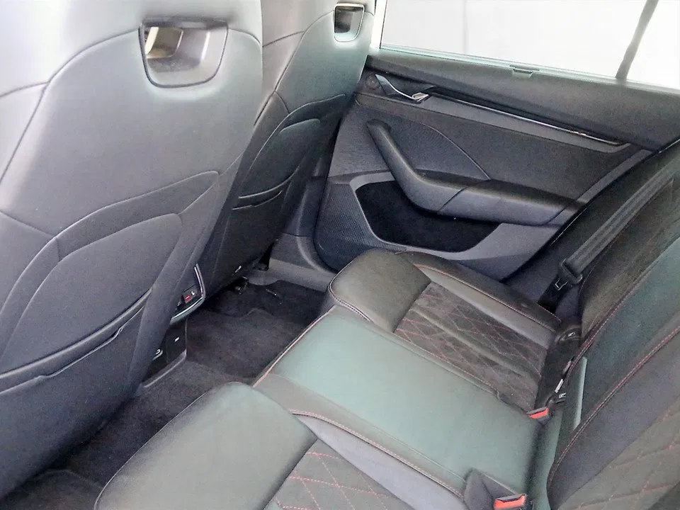 Skoda Octavia Combi 2.0 TDI RS | Bild 10 von 24