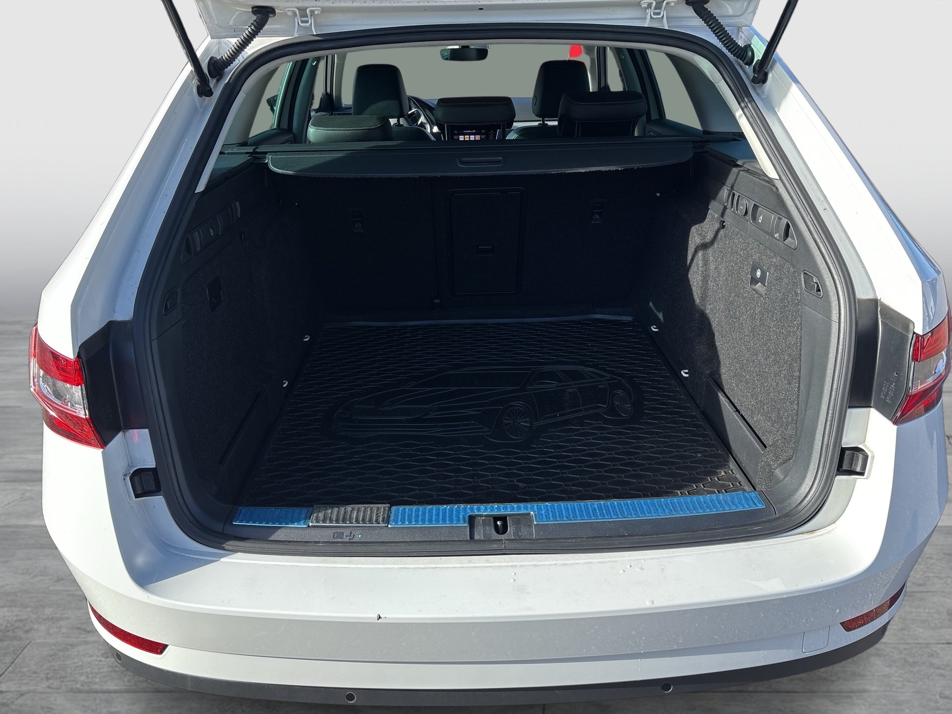 Skoda Superb Combi 2.0 TDI Style | Bild 22 von 24