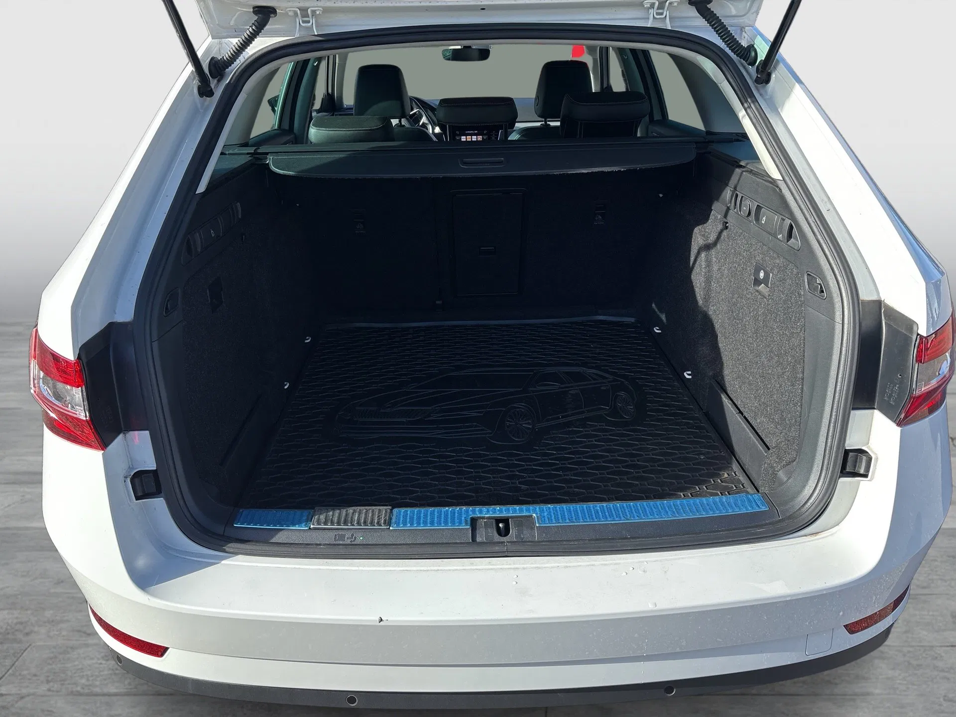 Skoda Superb Combi 2.0 TDI Style | Bild 22 von 24