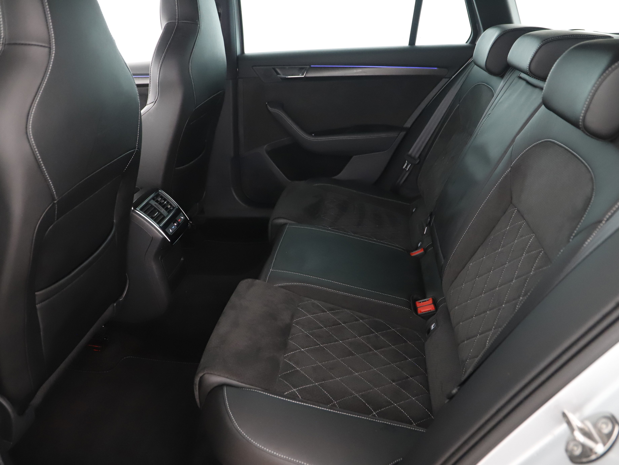 Skoda Superb Combi 2.0 TDI  Sportline | Bild 2 von 22