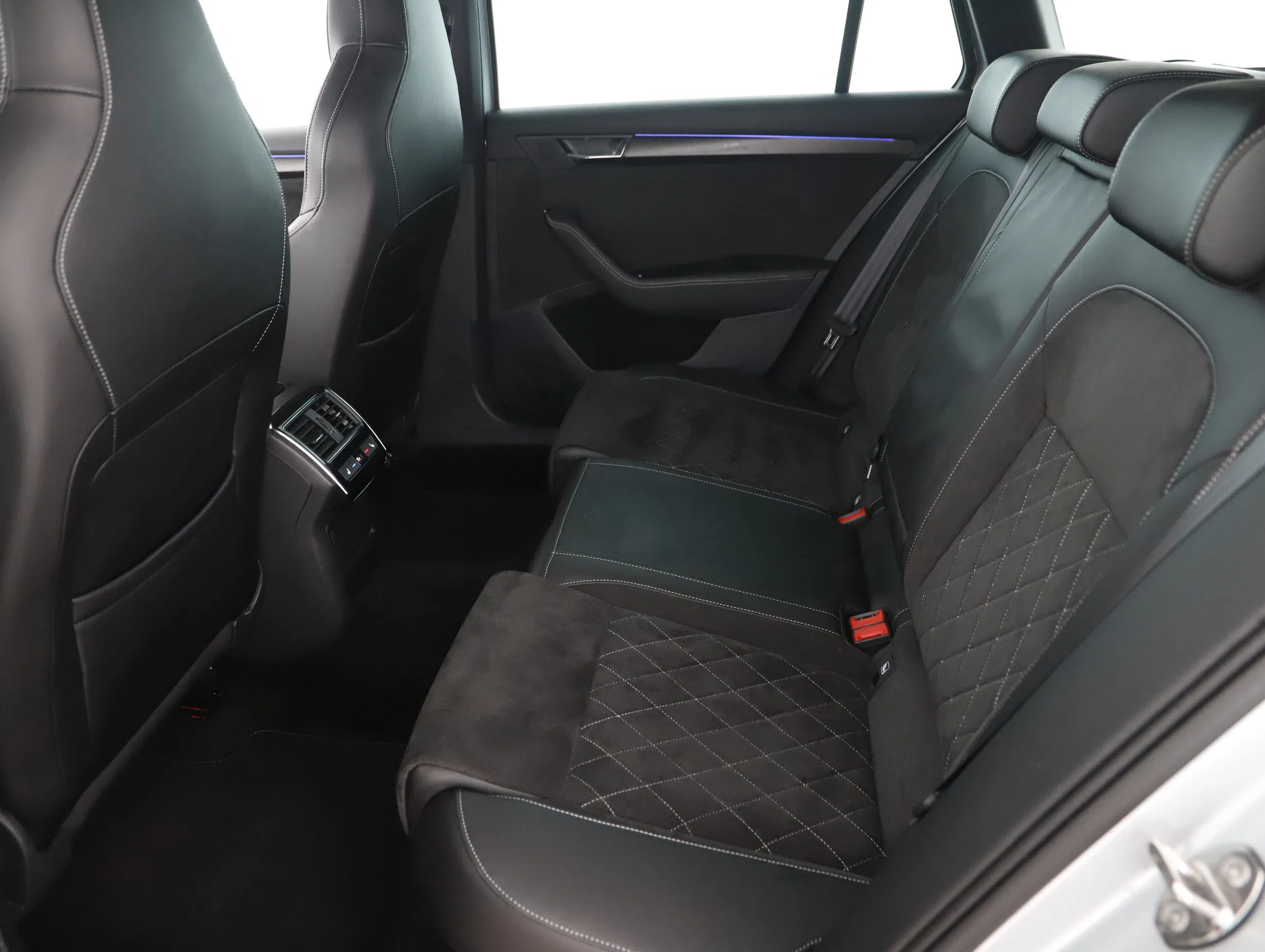 Skoda Superb Combi 2.0 TDI Sportline | Bild 2 von 22