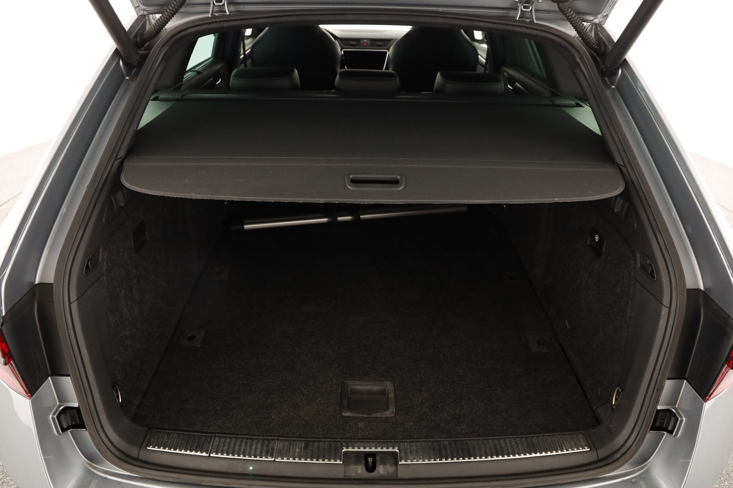 Skoda Superb Combi 2.0 TDI  Sportline | Bild 14 von 31