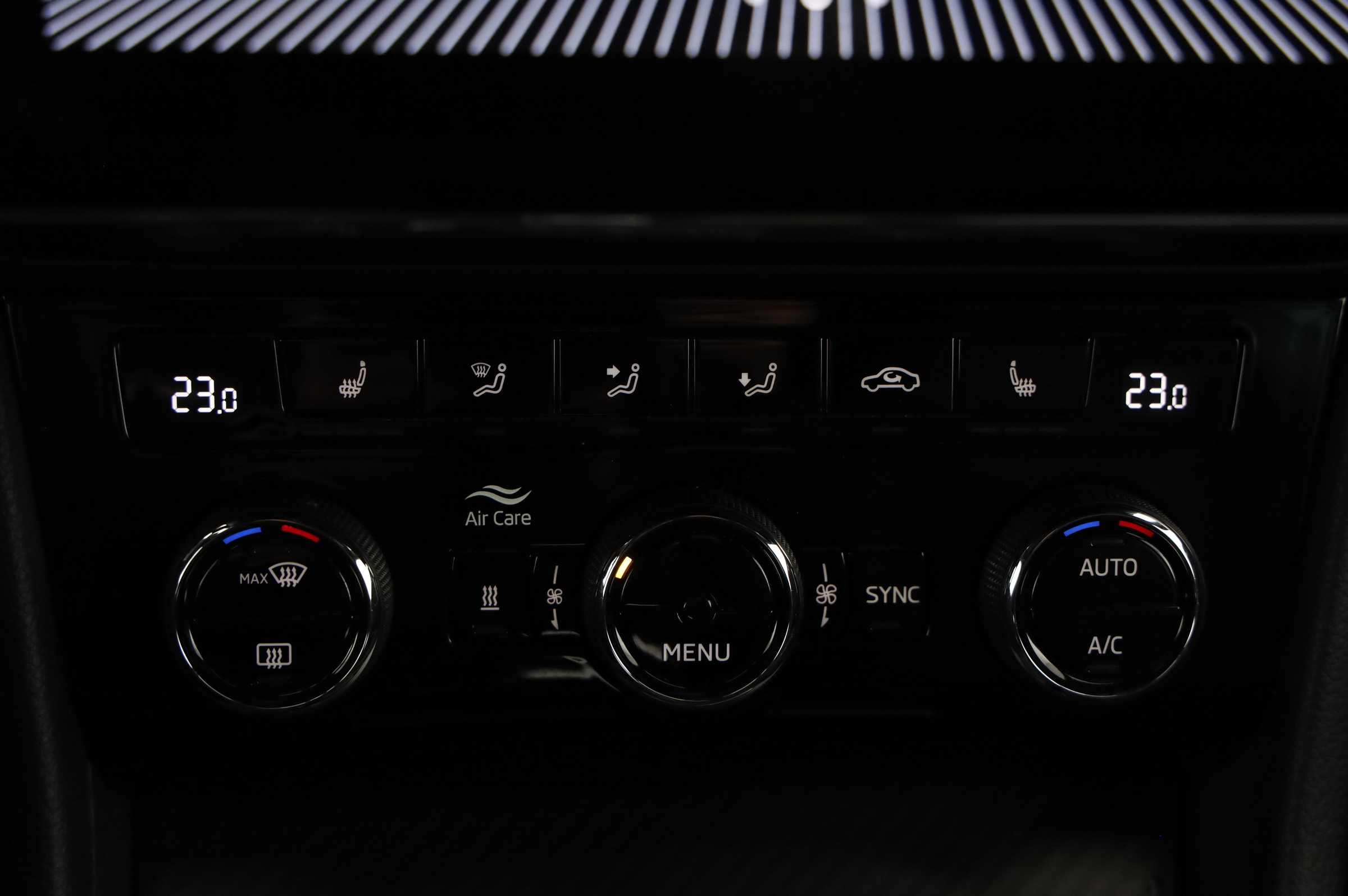 Skoda Superb Combi 2.0 TDI  Sportline | Bild 25 von 31