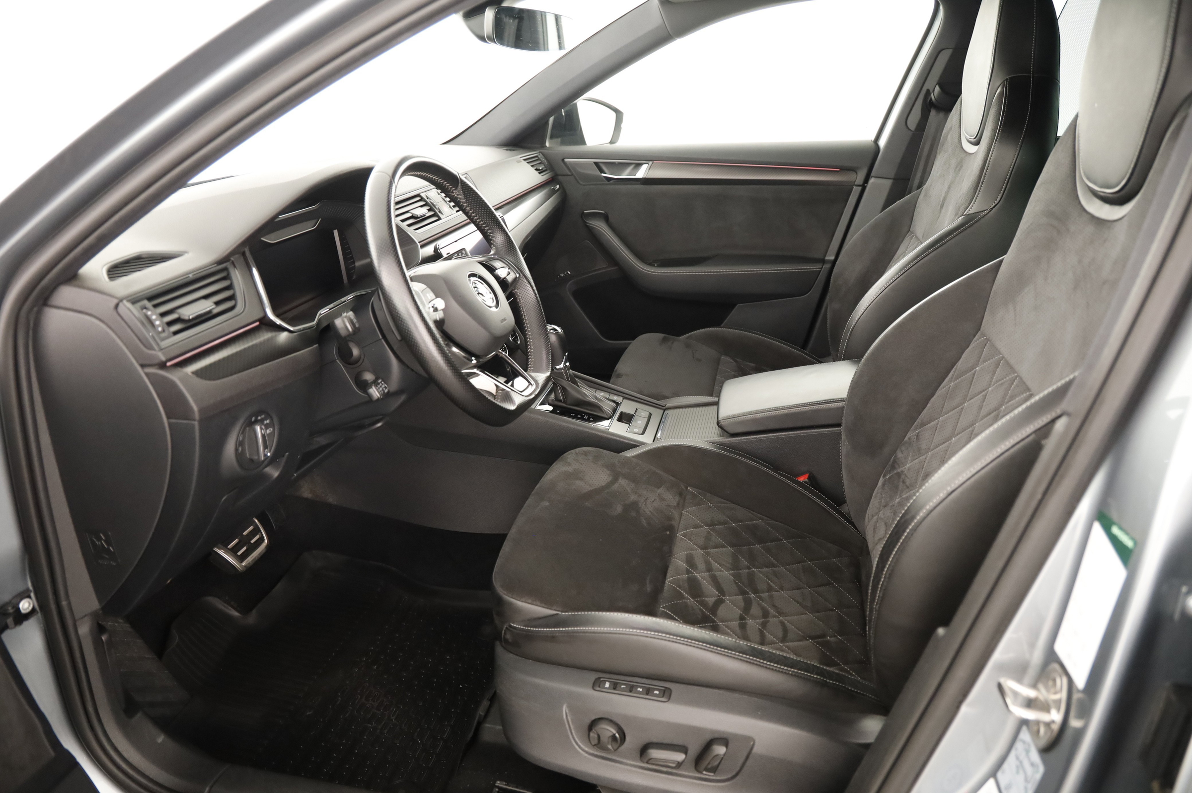 Skoda Superb Combi 2.0 TDI  Sportline | Bild 5 von 31