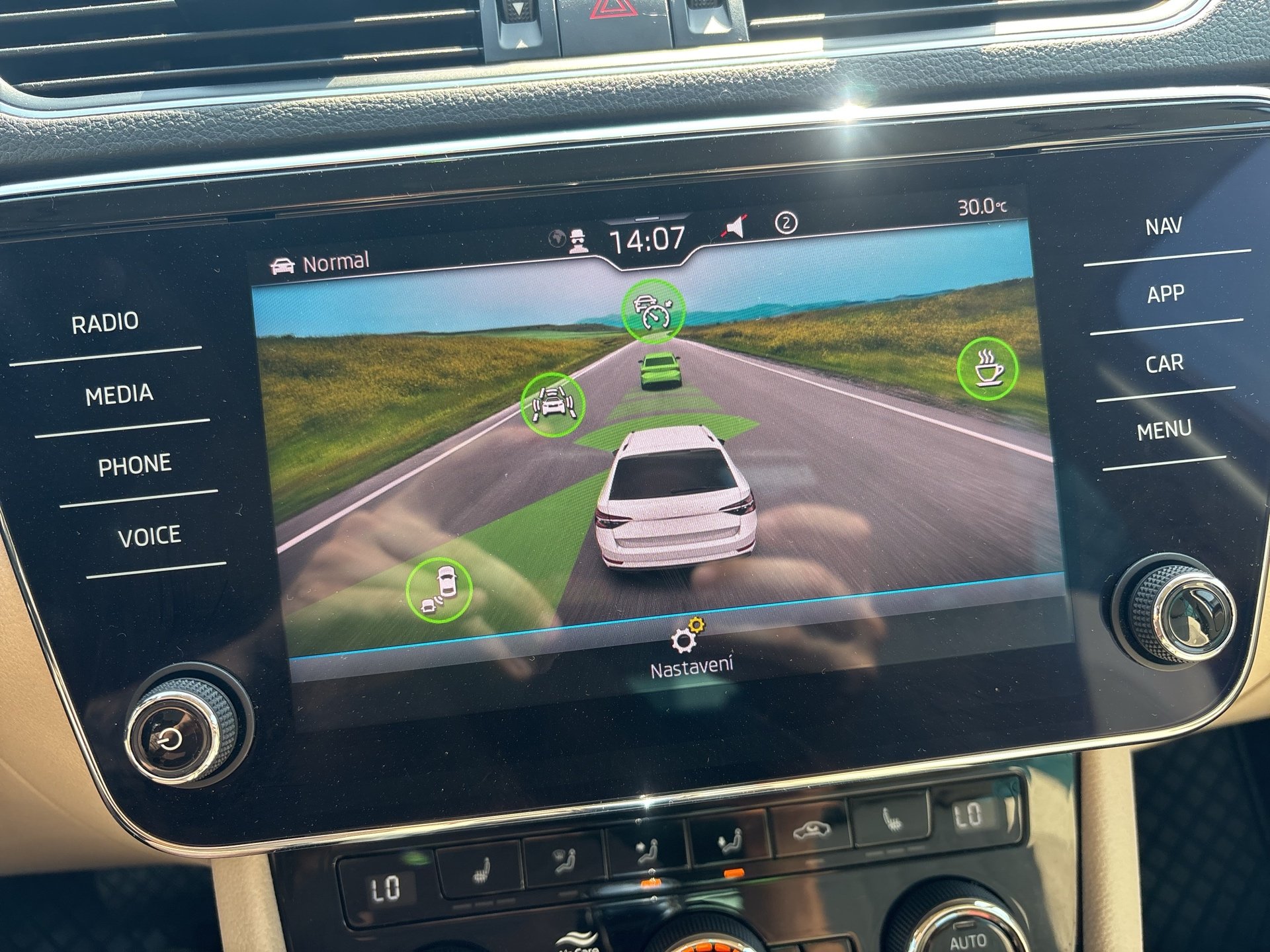 Skoda Superb Combi 2.0 TDI DSG | Bild 16 von 24