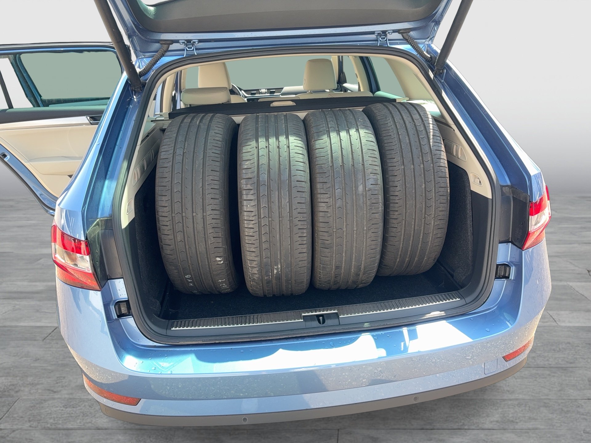 Skoda Superb Combi 2.0 TDI DSG | Bild 21 von 24