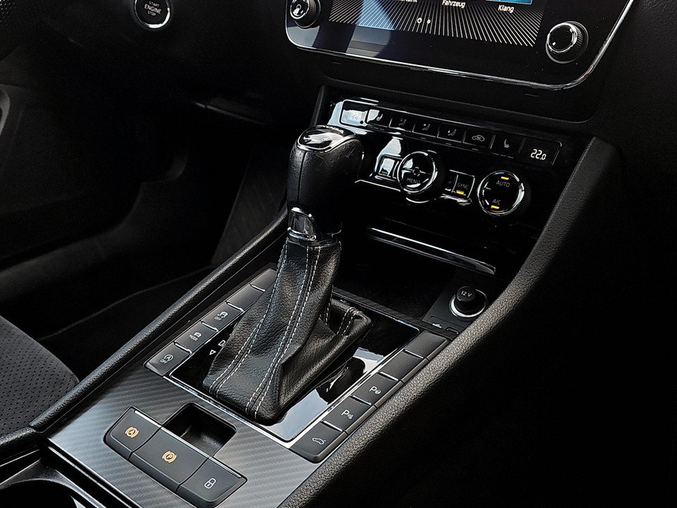 Skoda Superb Combi 2.0 TDI  Sportline | Bild 14 von 24