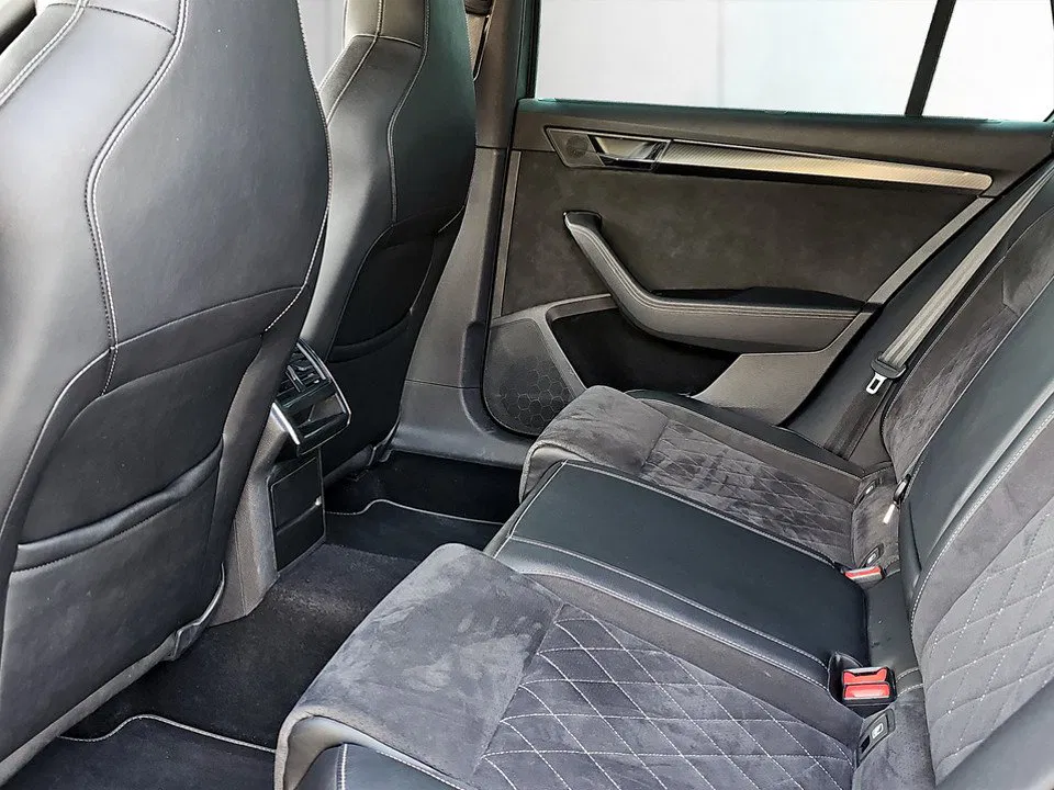 Skoda Superb Combi 2.0 TDI Sportline | Bild 15 von 24