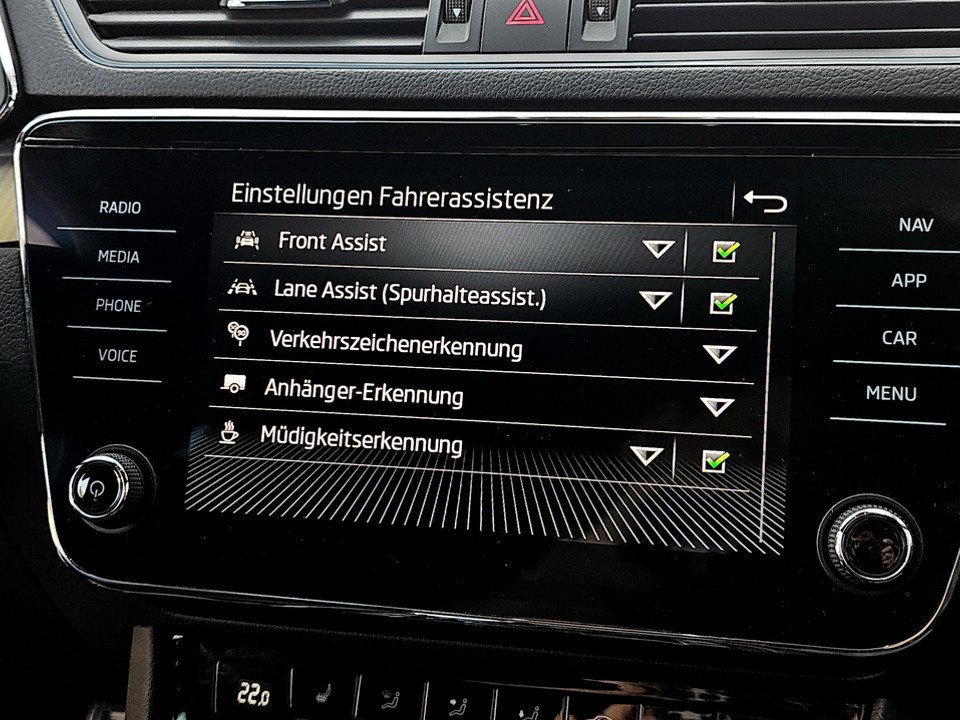 Skoda Superb Combi 2.0 TDI  Sportline | Bild 23 von 24
