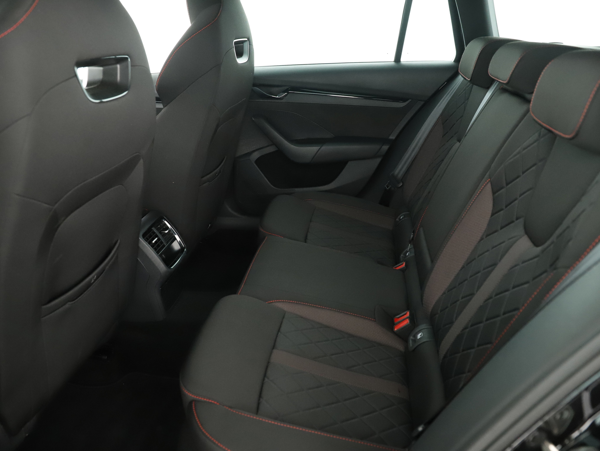 Skoda Octavia Combi 2.0 TSI RS | Bild 27 von 31