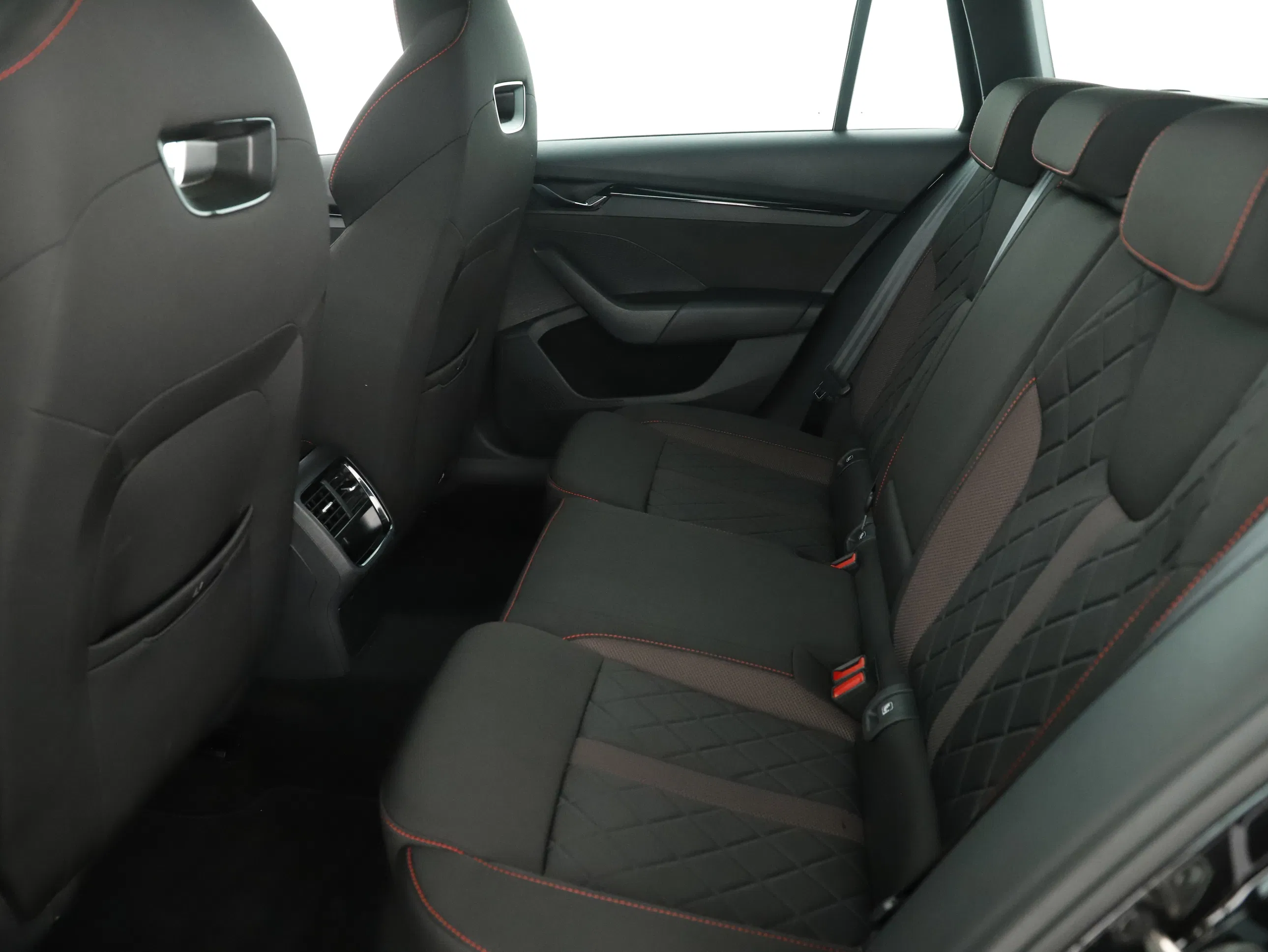 Skoda Octavia Combi 2.0 TSI RS | Bild 27 von 31