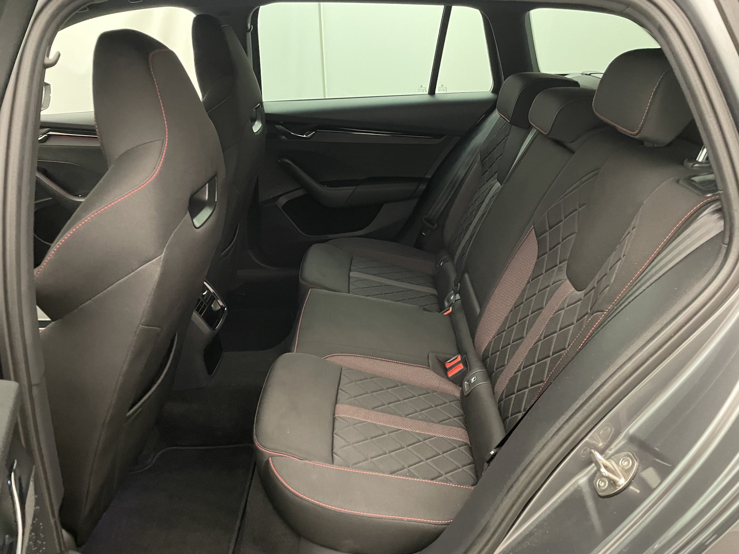 Skoda Octavia Combi 2.0 TSI RS | Bild 11 von 31