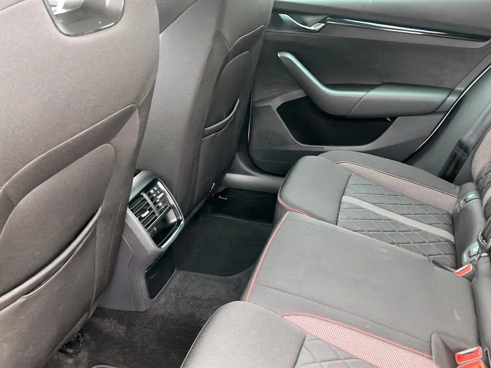 Skoda Octavia Combi 2.0 TSI RS | Bild 12 von 24