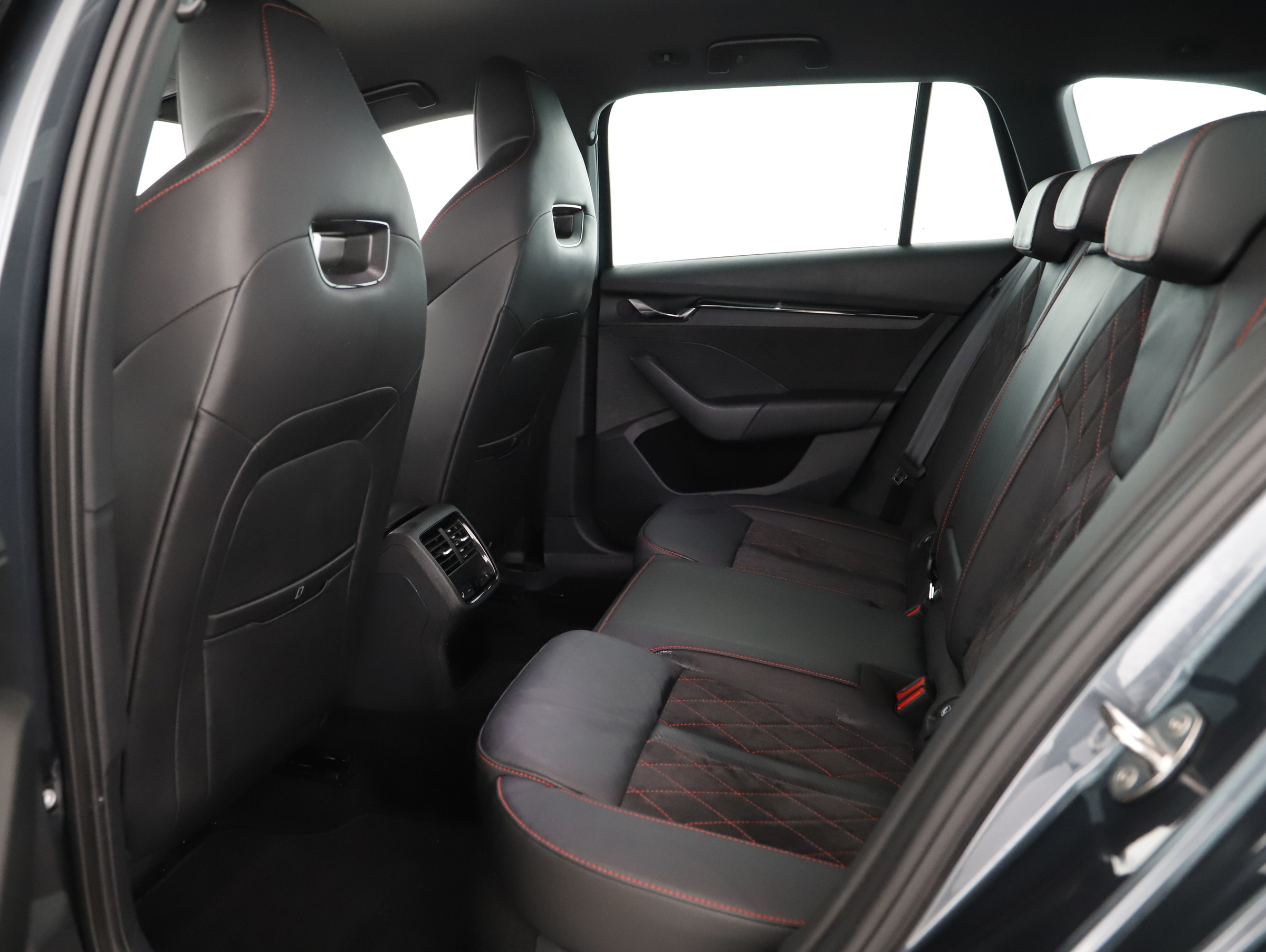 Skoda Octavia Combi 1.4 TSI RS iV | Bild 24 von 31