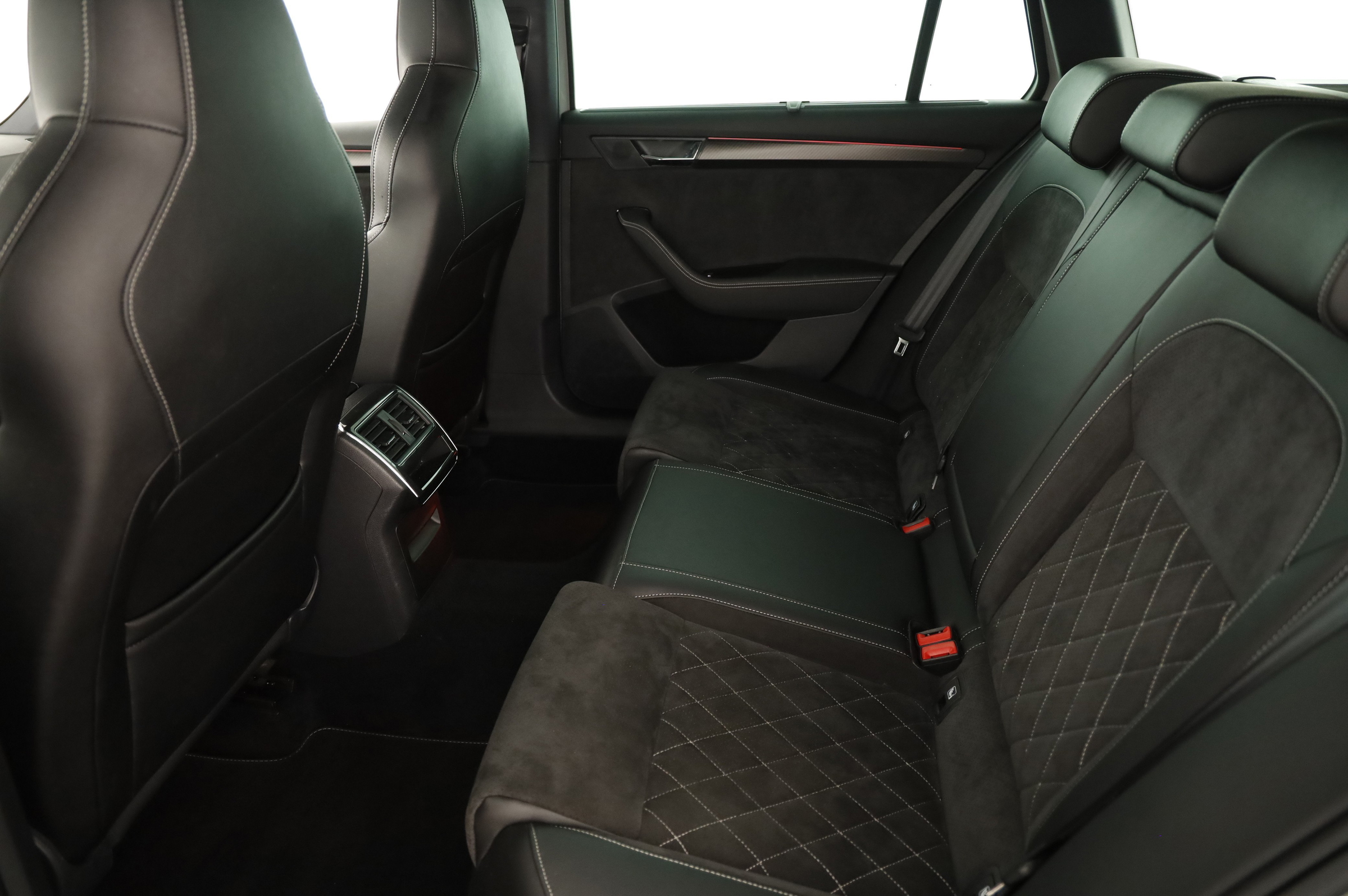 Skoda Superb Combi 1.4 TSI iV Sportline | Bild 21 von 27