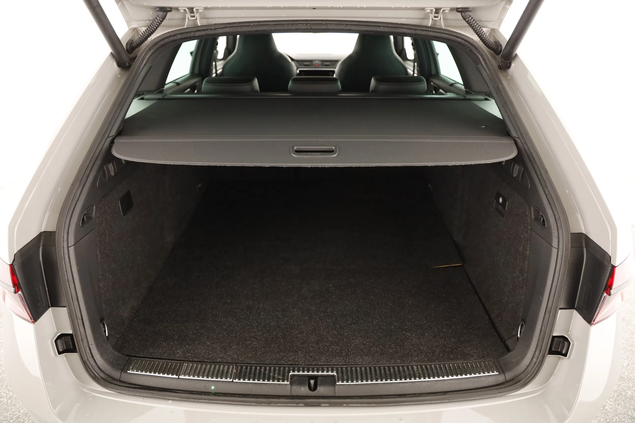 Skoda Superb Combi 1.4 TSI iV Sportline | Bild 22 von 27