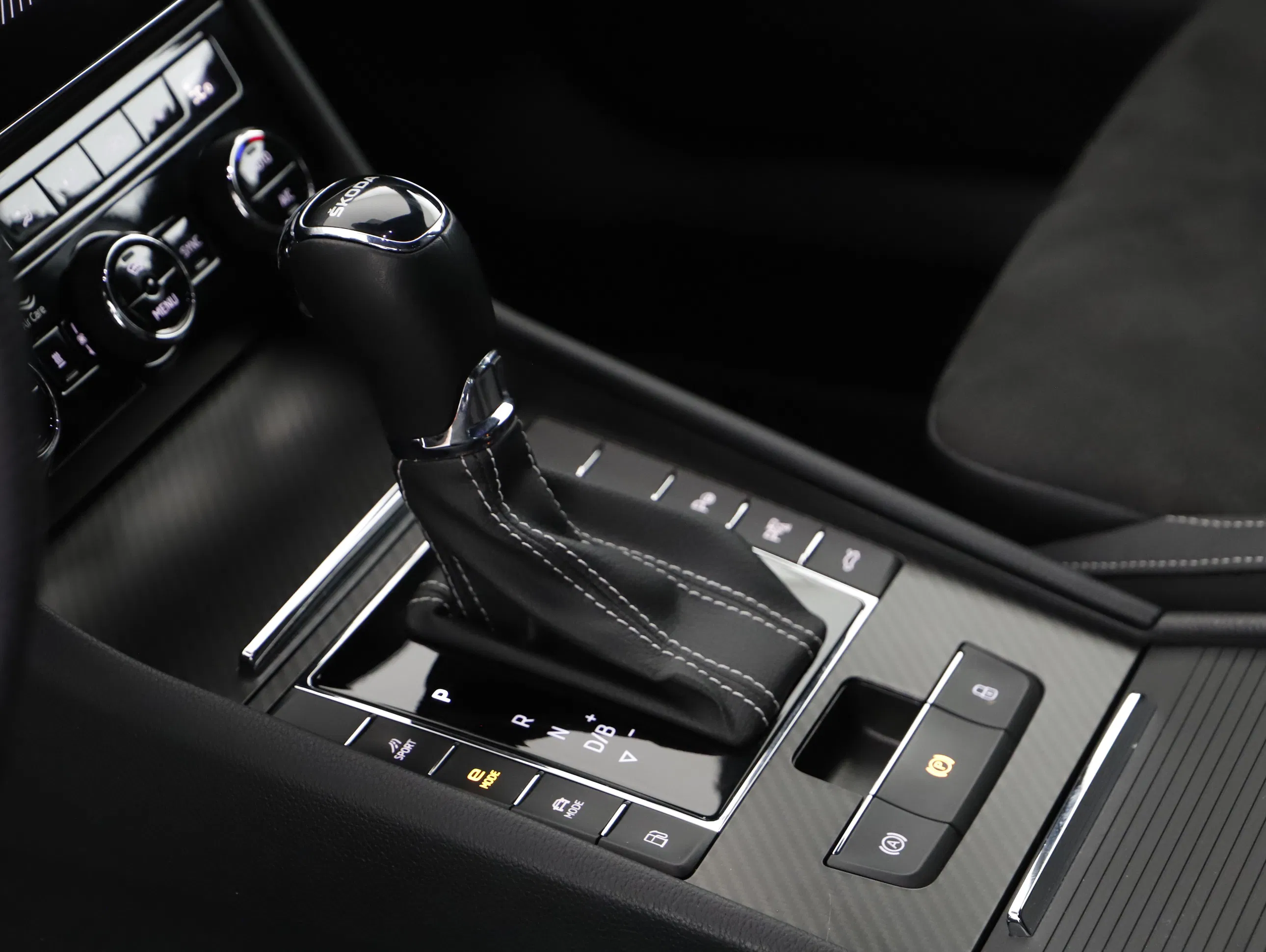 Skoda Superb Combi 1.4 TSI iV Sportline | Bild 13 von 24