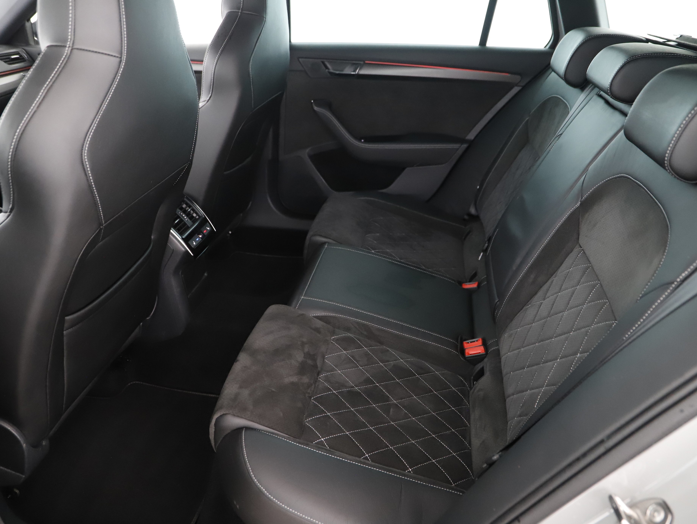 Skoda Superb Combi 1.4TSI iV Sportline | Bild 19 von 25