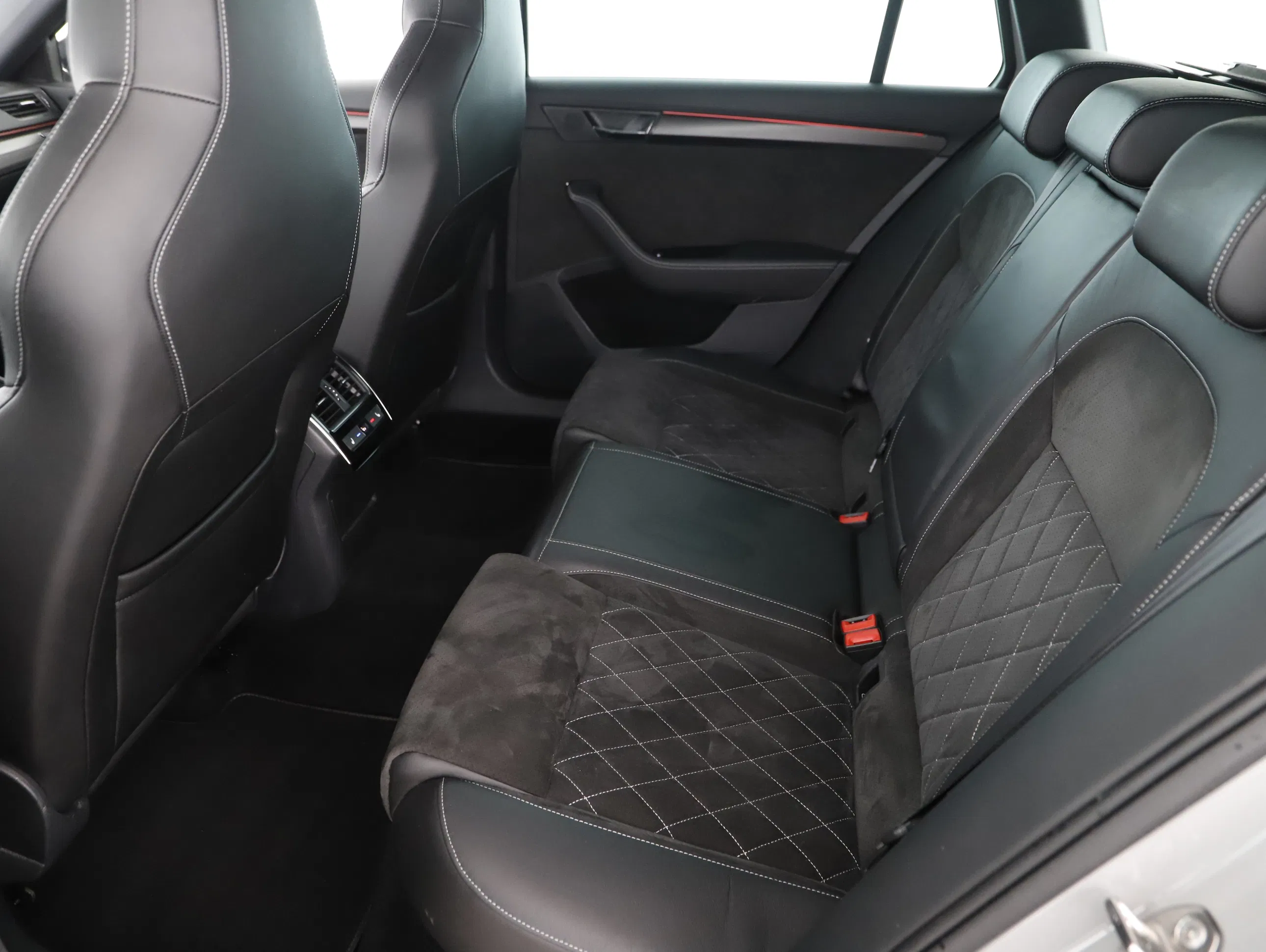 Skoda Superb Combi 1.4TSI iV Sportline | Bild 19 von 25