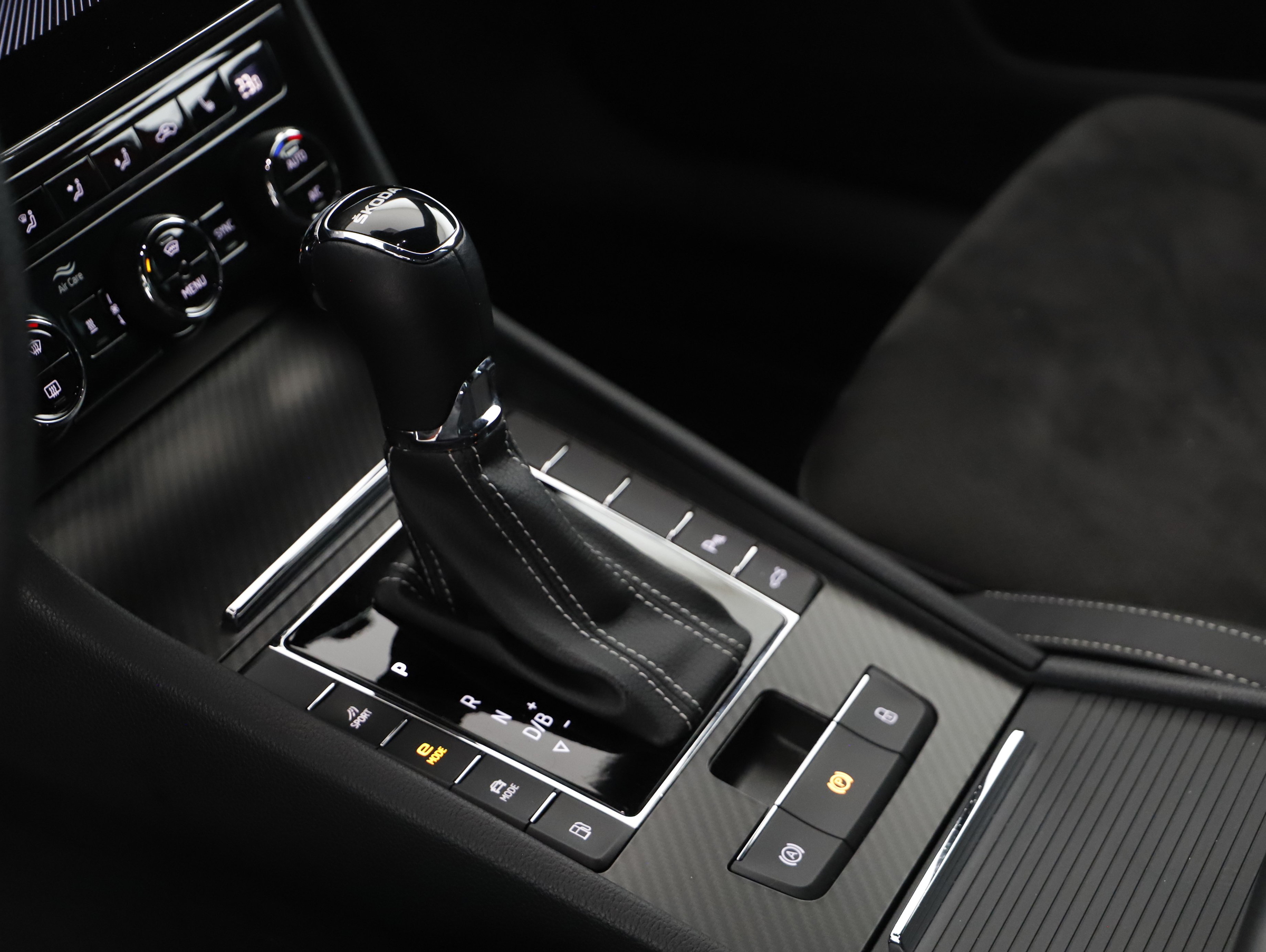 Skoda Superb Combi 1.4 TSI iV Sportline | Bild 15 von 23