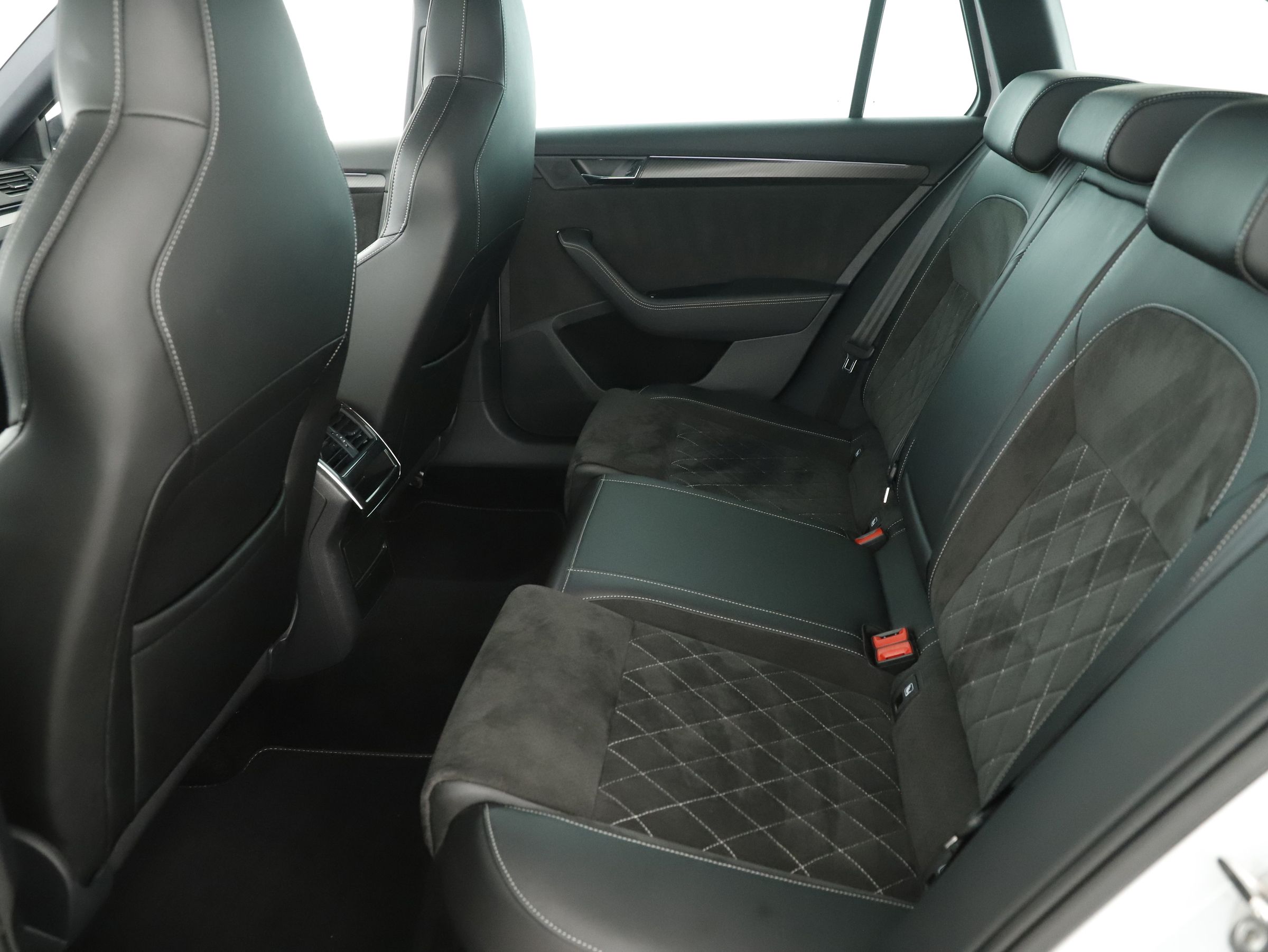 Skoda Superb Combi 1.4 TSI iV Sportline | Bild 16 von 31