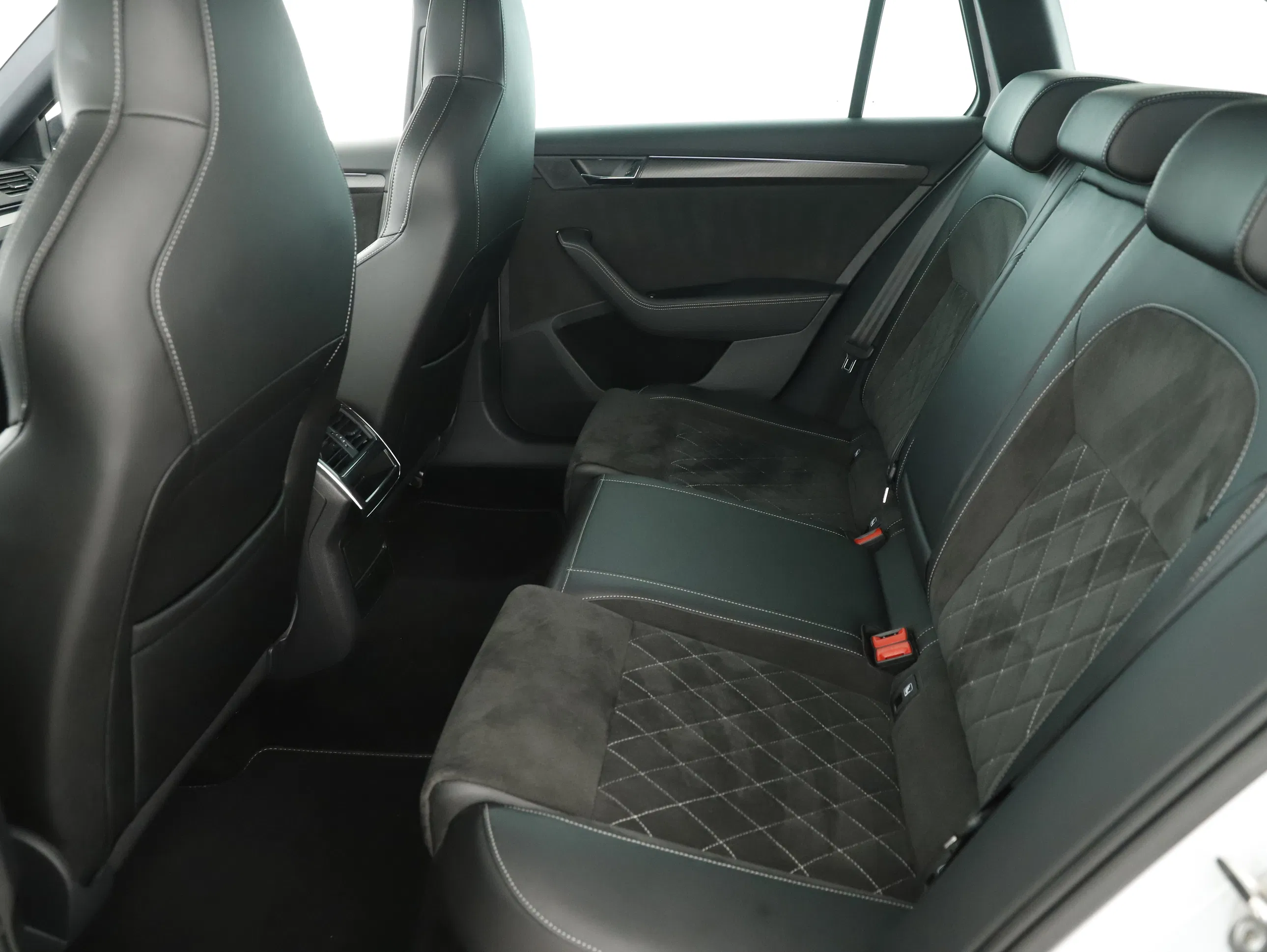 Skoda Superb Combi 1.4 TSI iV Sportline | Bild 16 von 31