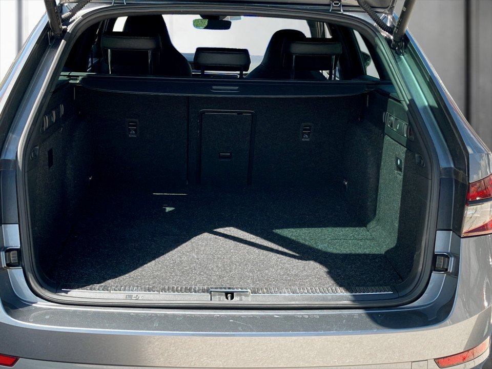 Skoda Superb Combi 1.4 TSI iV Sportline | Bild 13 von 23
