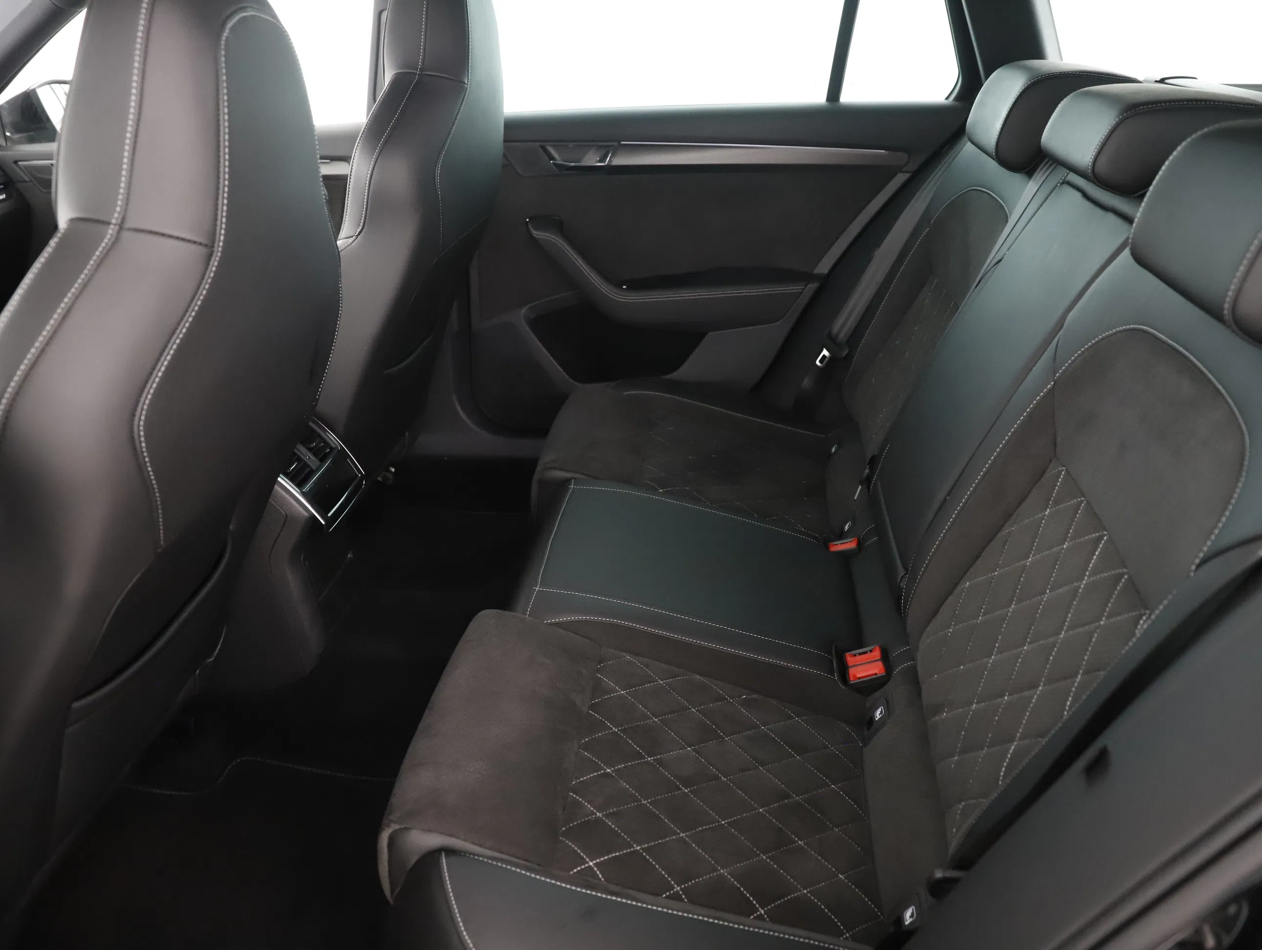 Skoda Superb Combi 1.4 TSI iV Sportline | Bild 20 von 28