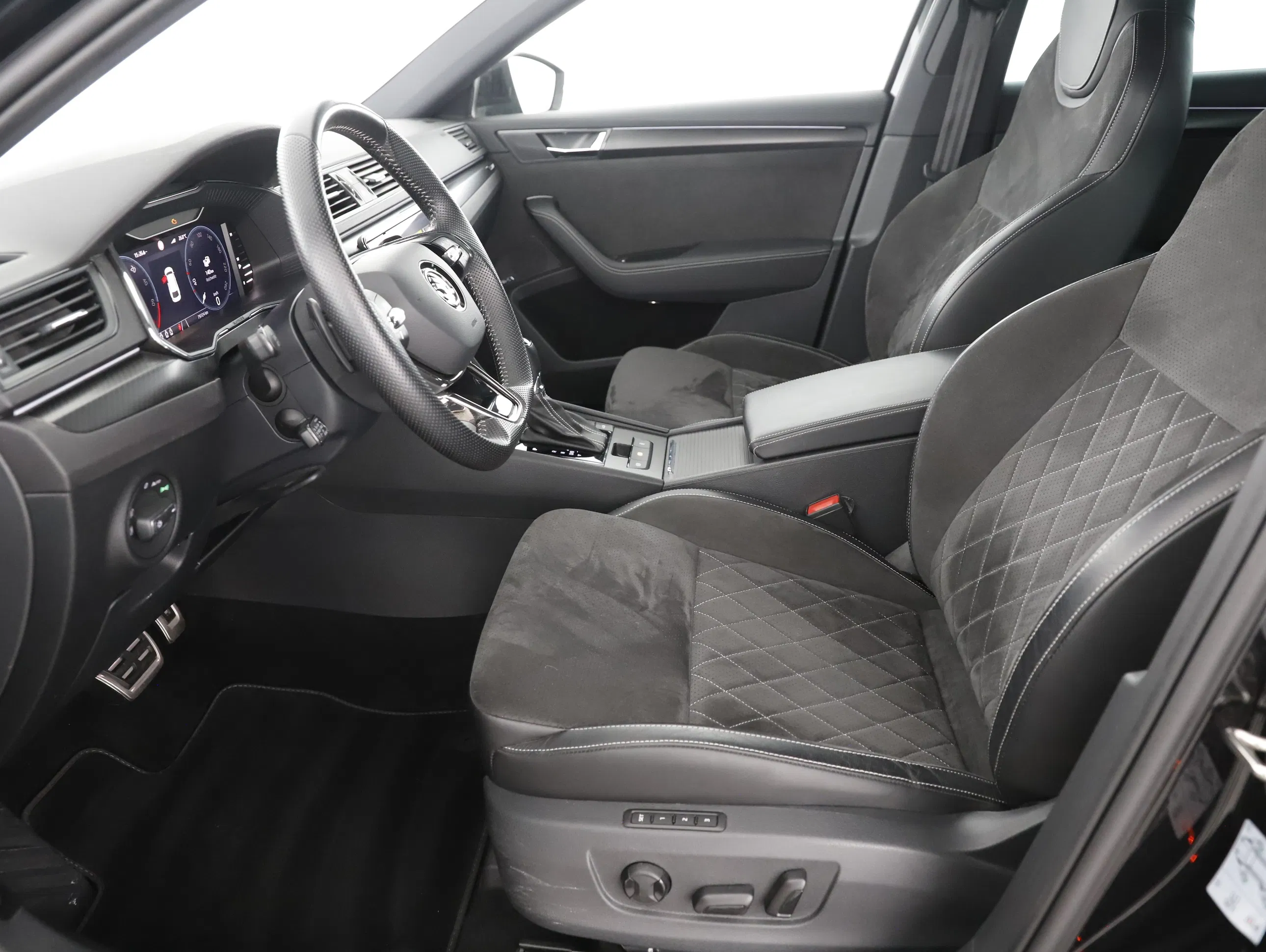 Skoda Superb Combi 1.4 TSI iV Sportline | Bild 8 von 28