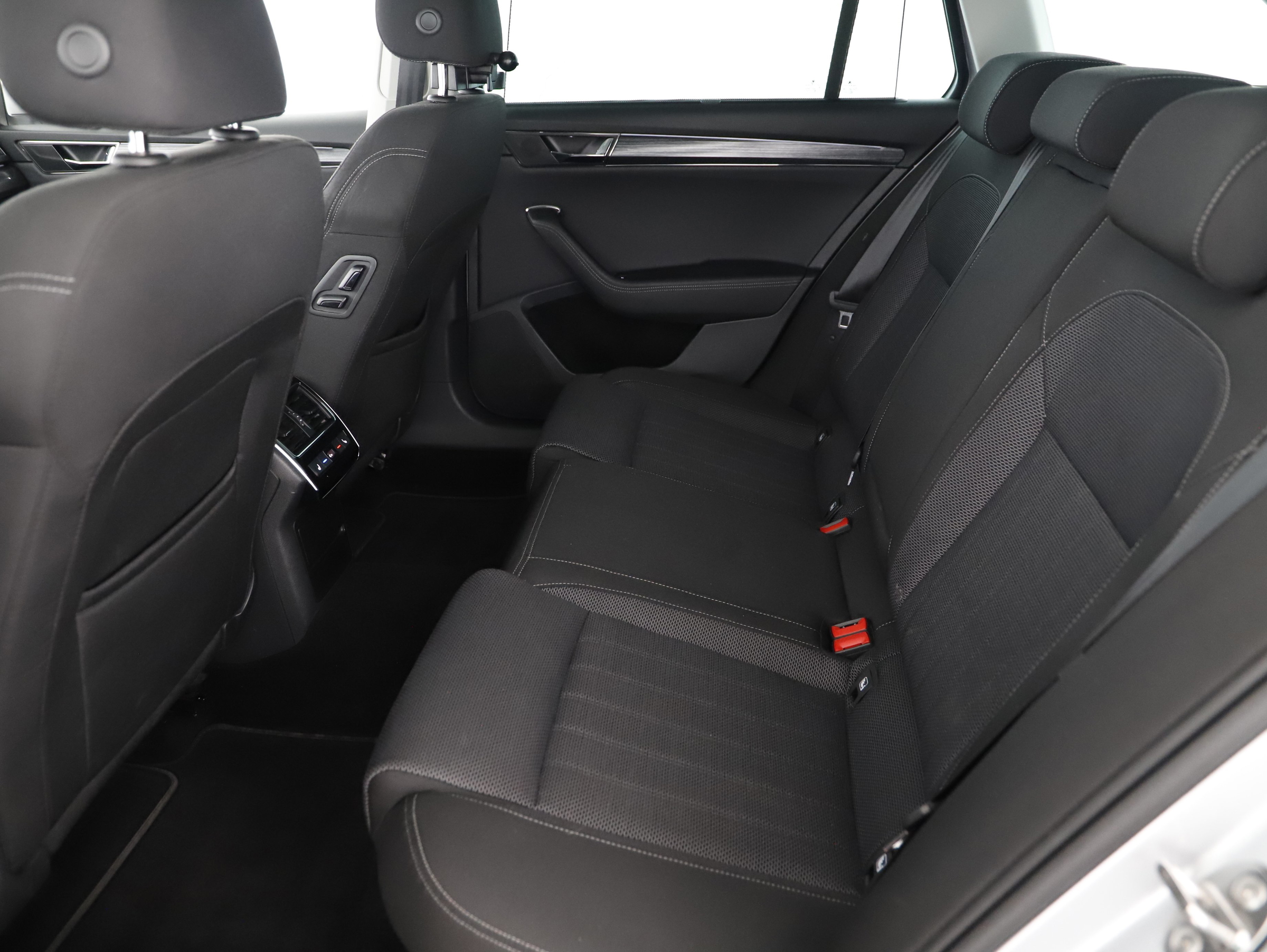 Skoda Superb Combi 1.4 TSI iV Style | Bild 2 von 25