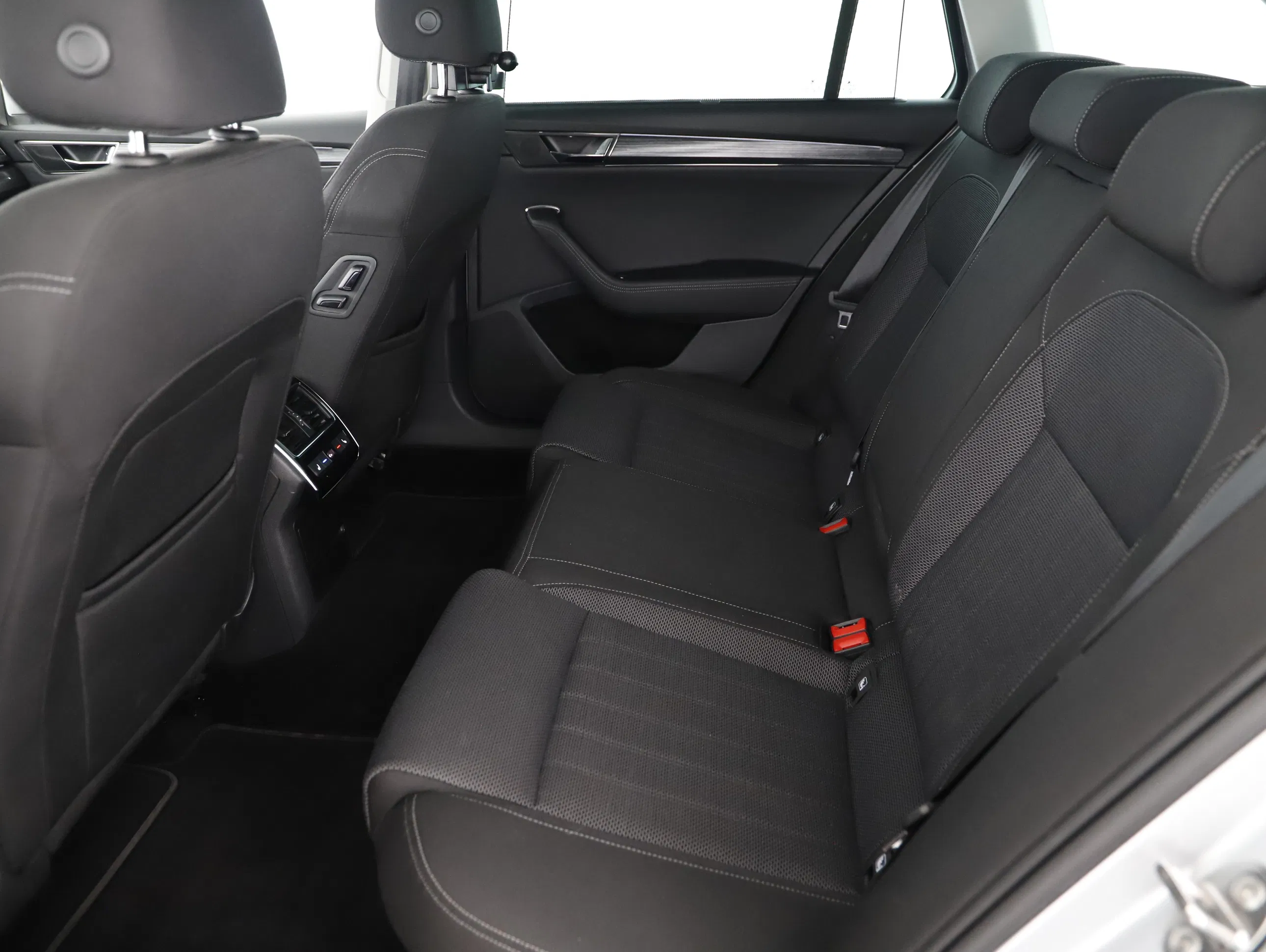 Skoda Superb Combi 1.4 TSI iV Style | Bild 2 von 25
