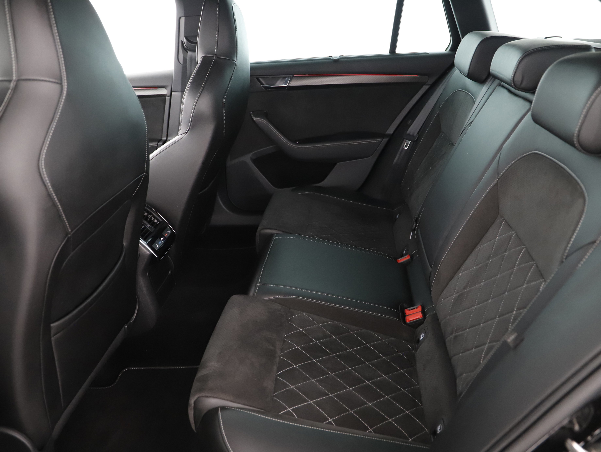 Skoda Superb Combi 1.4 TSI iV Sportline | Bild 20 von 26