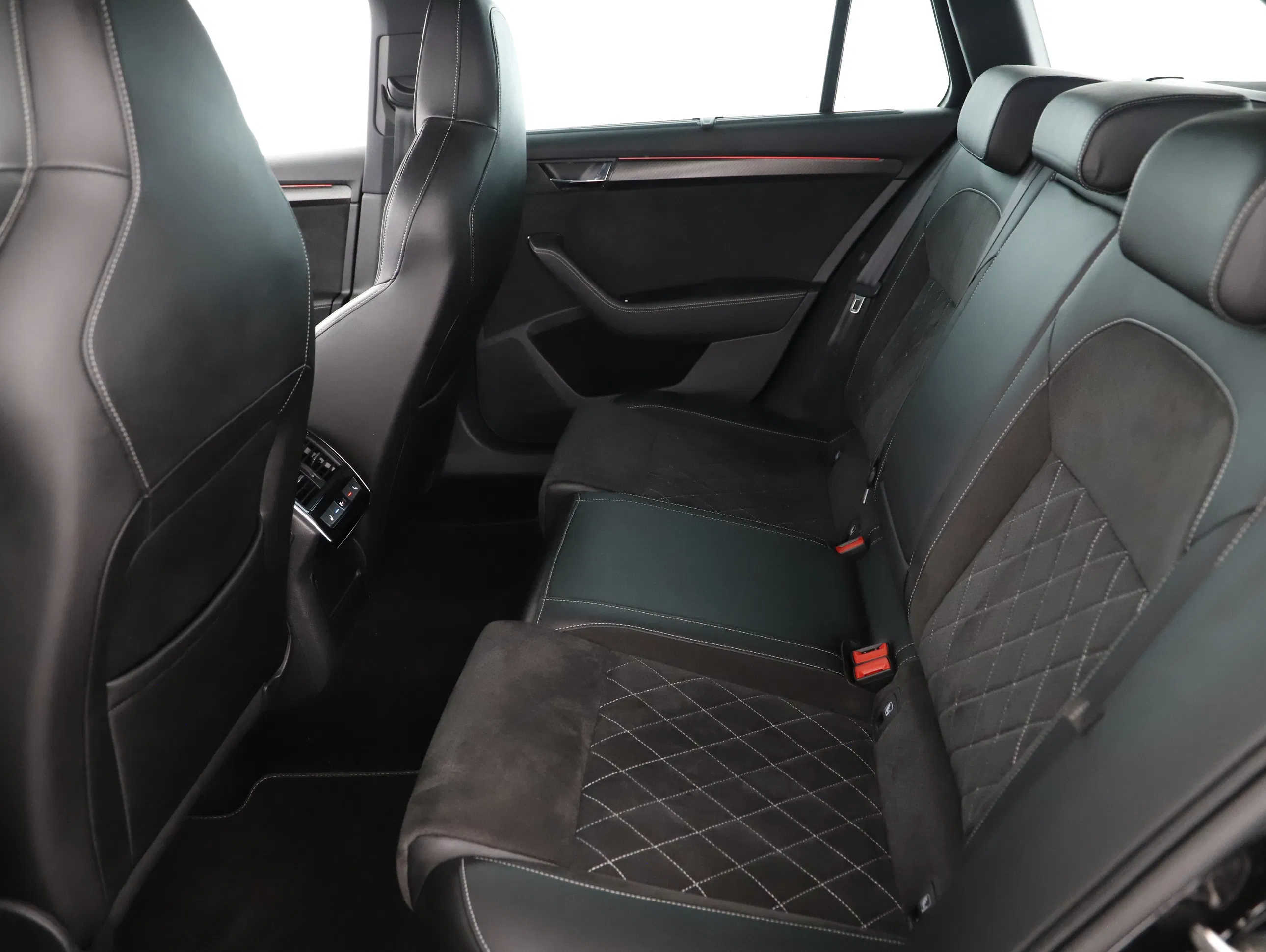 Skoda Superb Combi 1.4 TSI iV Sportline | Bild 20 von 26