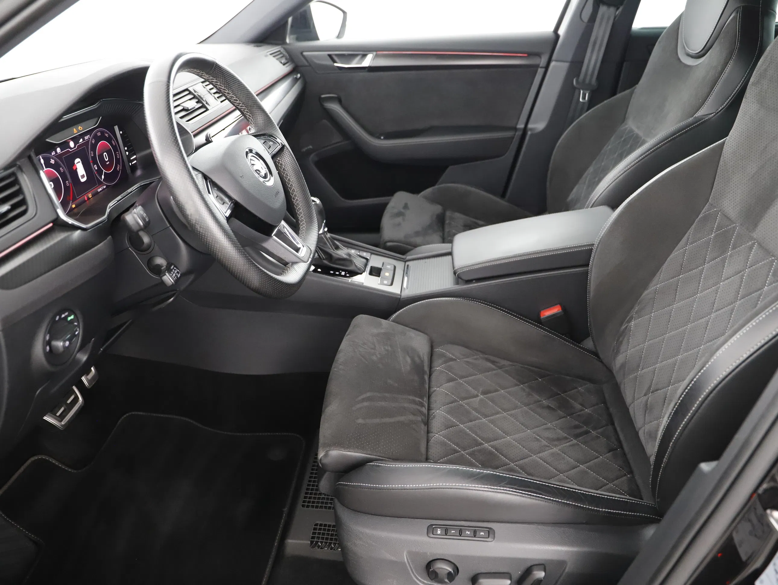 Skoda Superb Combi 1.4 TSI iV Sportline | Bild 8 von 26