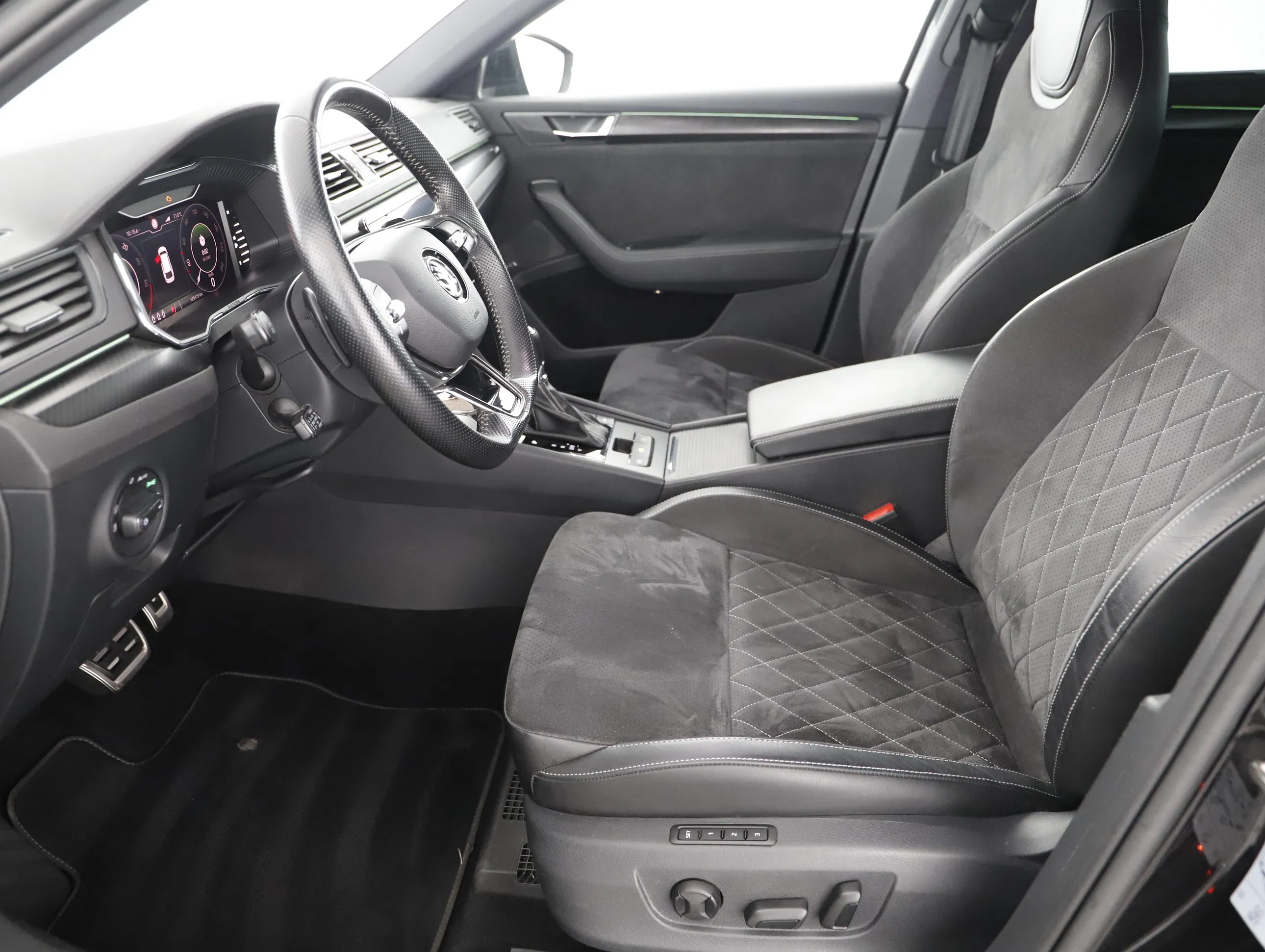 Skoda Superb Combi 1.4 TSI iV Sportline | Bild 8 von 28