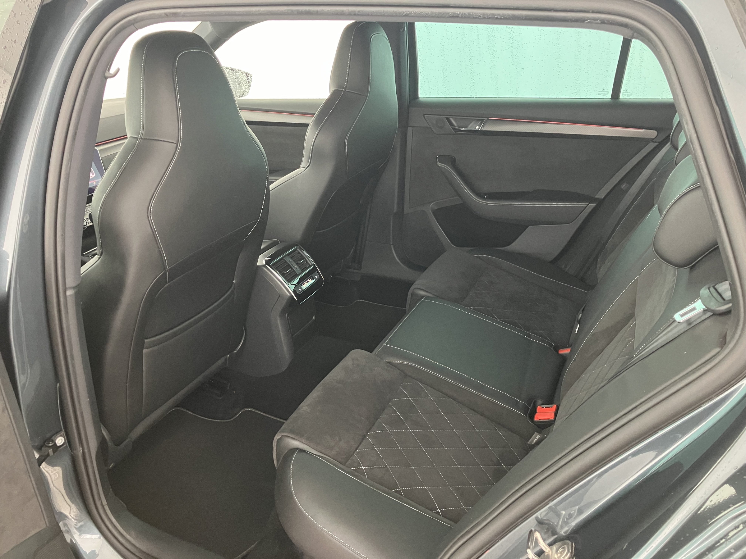 Skoda Superb Combi 1.4 TSI iV Sportline | Bild 16 von 31