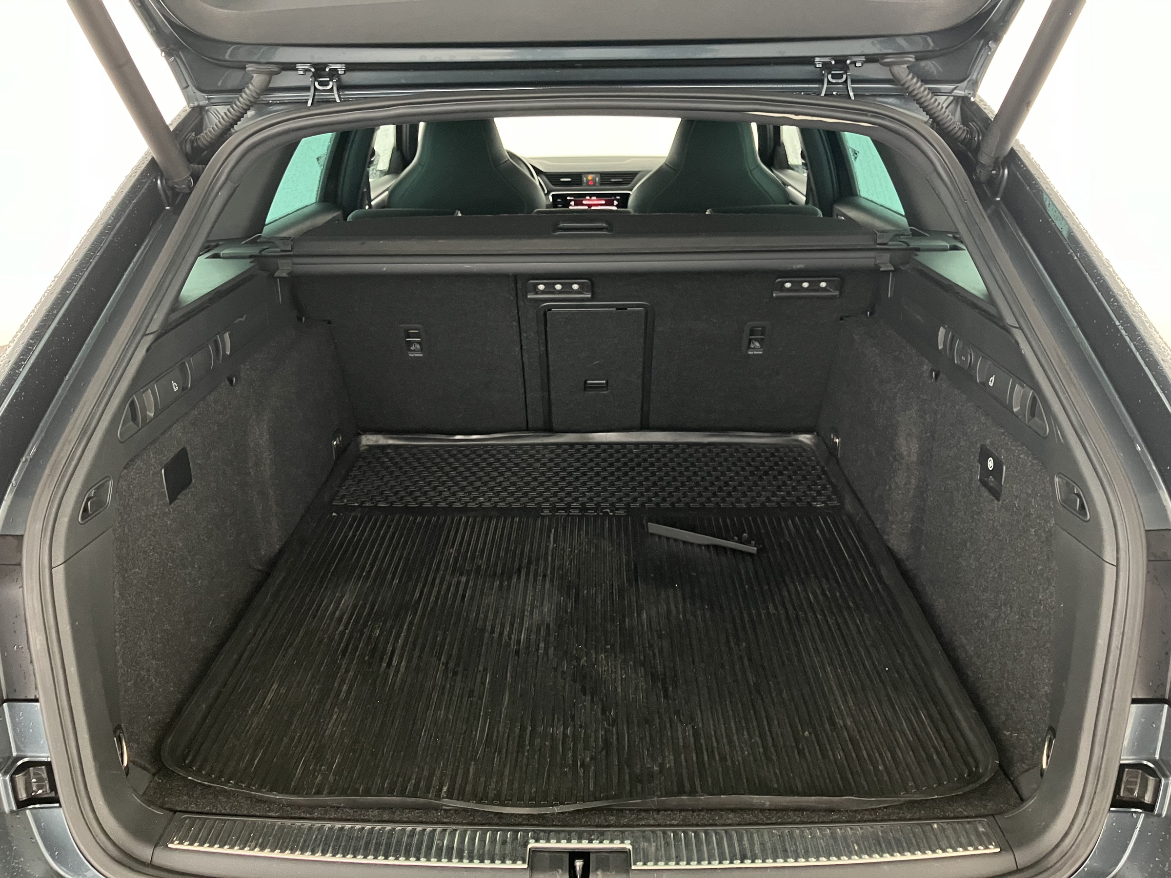 Skoda Superb Combi 1.4 TSI iV Sportline | Bild 17 von 31