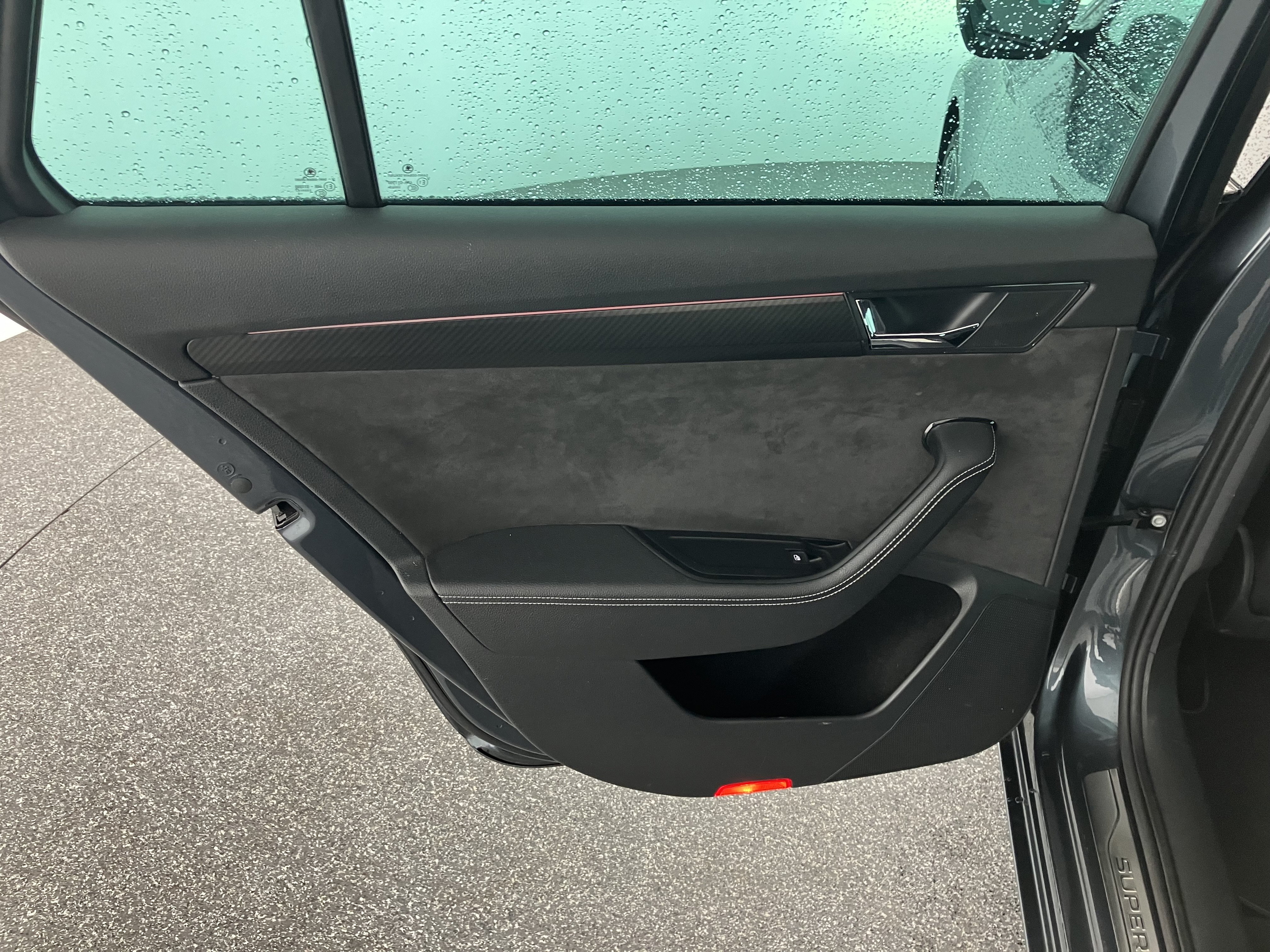 Skoda Superb Combi 1.4 TSI iV Sportline | Bild 23 von 31