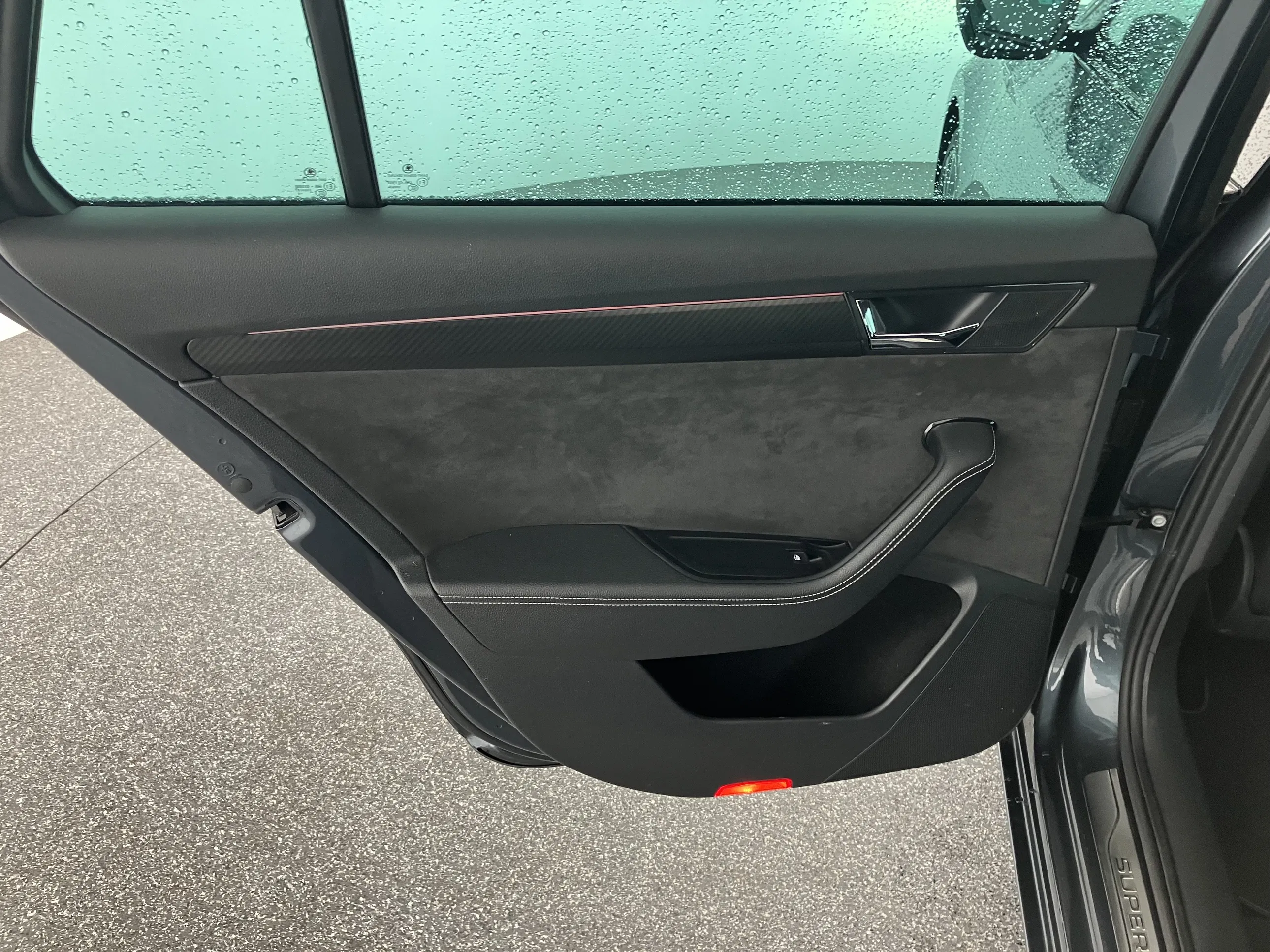 Skoda Superb Combi 1.4 TSI iV Sportline | Bild 23 von 31