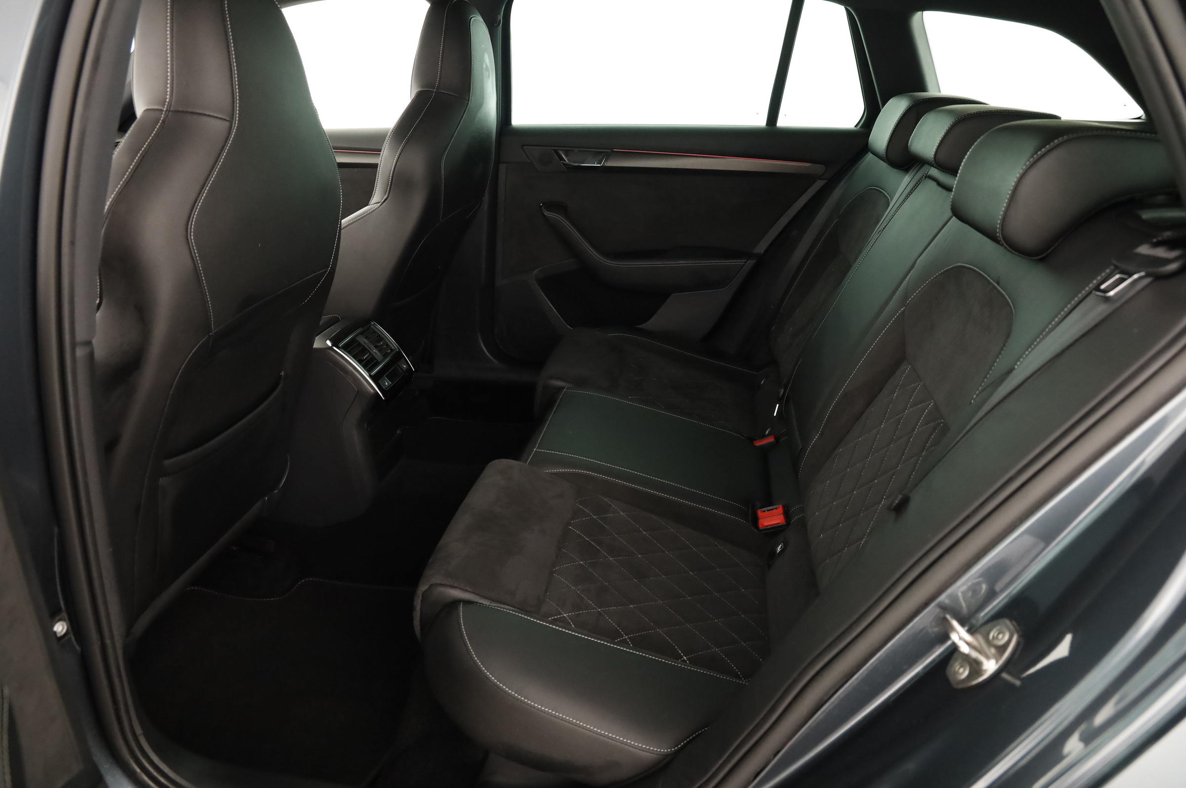 Skoda Superb Combi 1.4 TSI iV Sportline | Bild 28 von 31