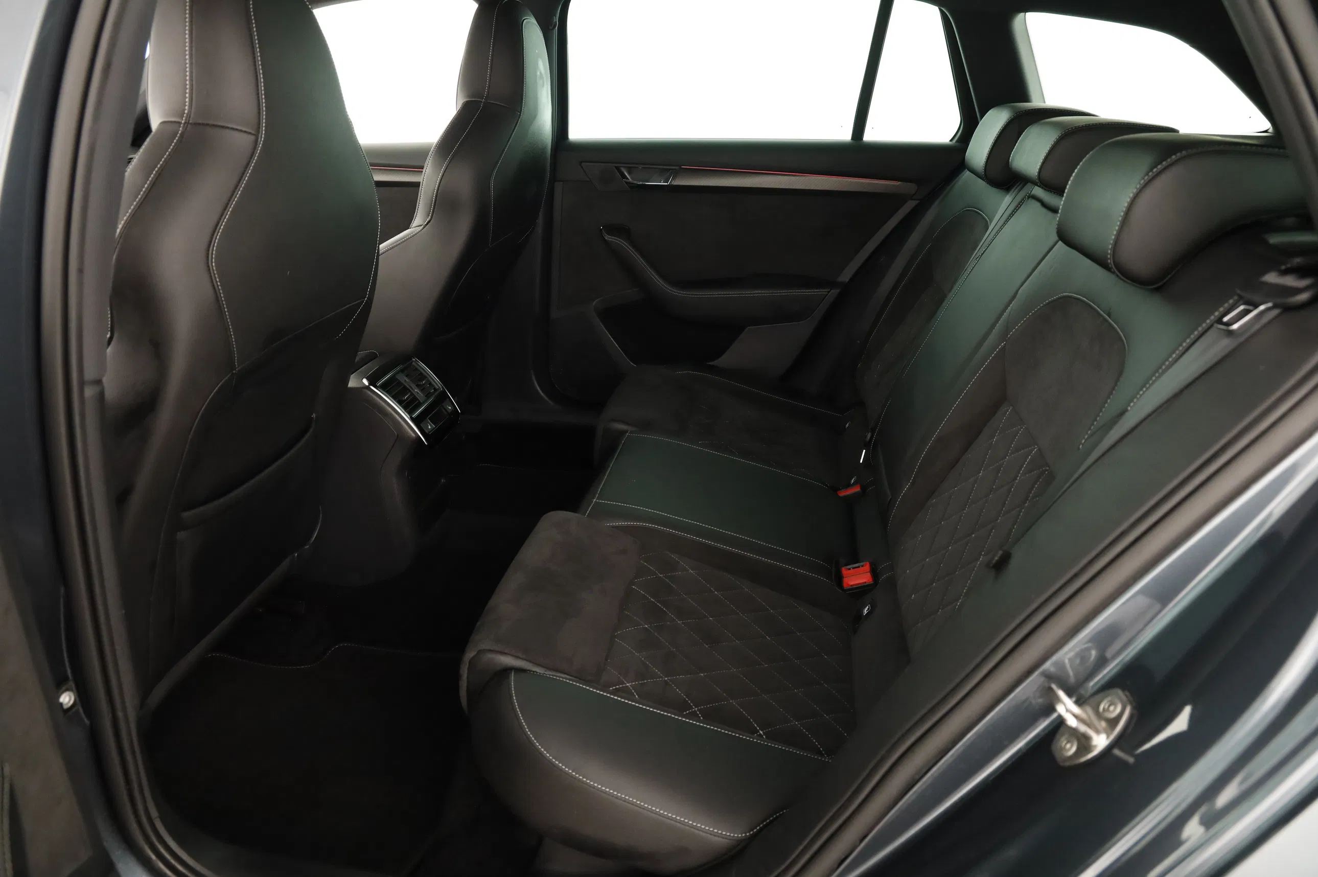 Skoda Superb Combi 1.4 TSI iV Sportline | Bild 28 von 31