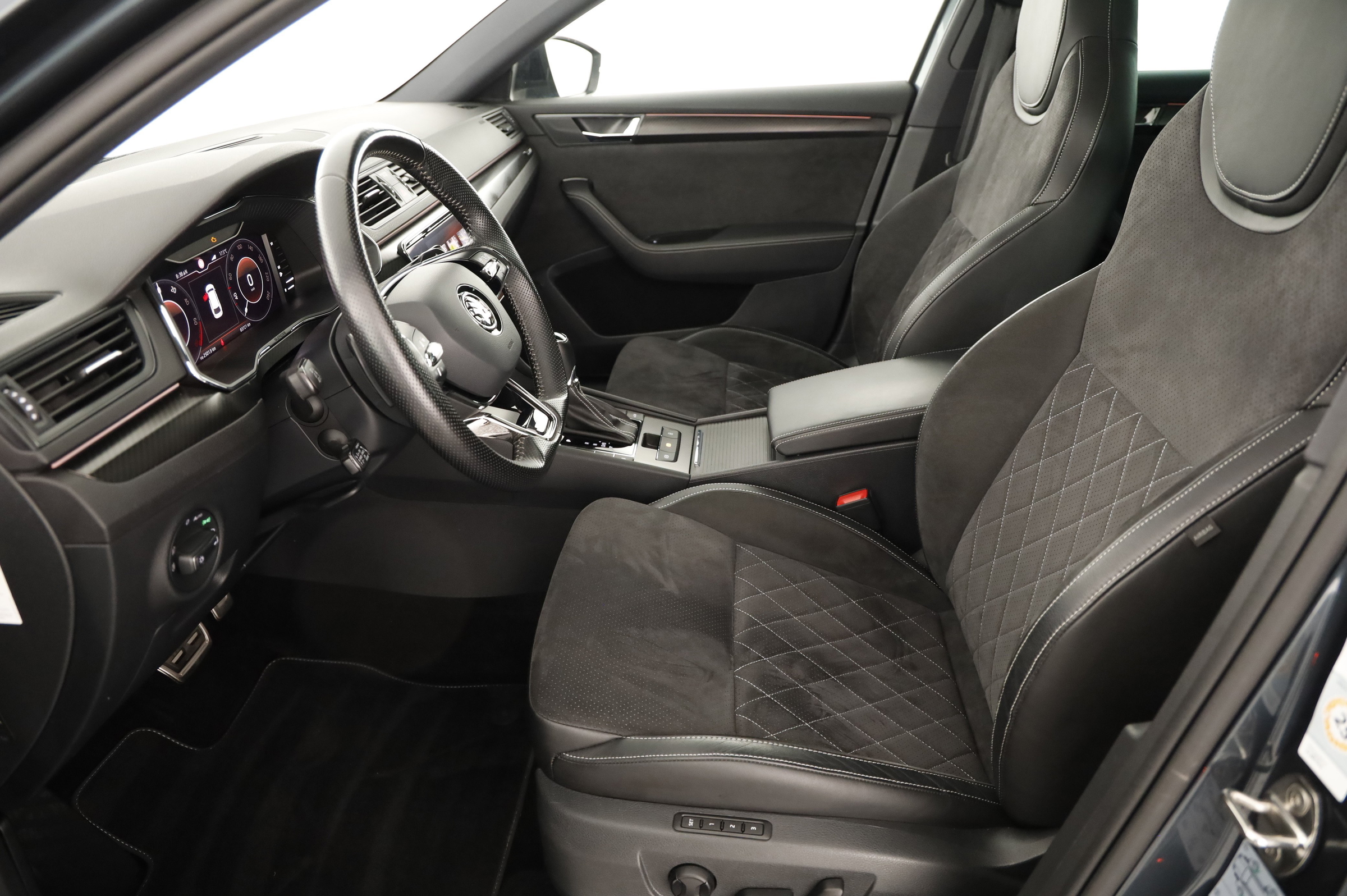 Skoda Superb Combi 1.4 TSI iV Sportline | Bild 14 von 31