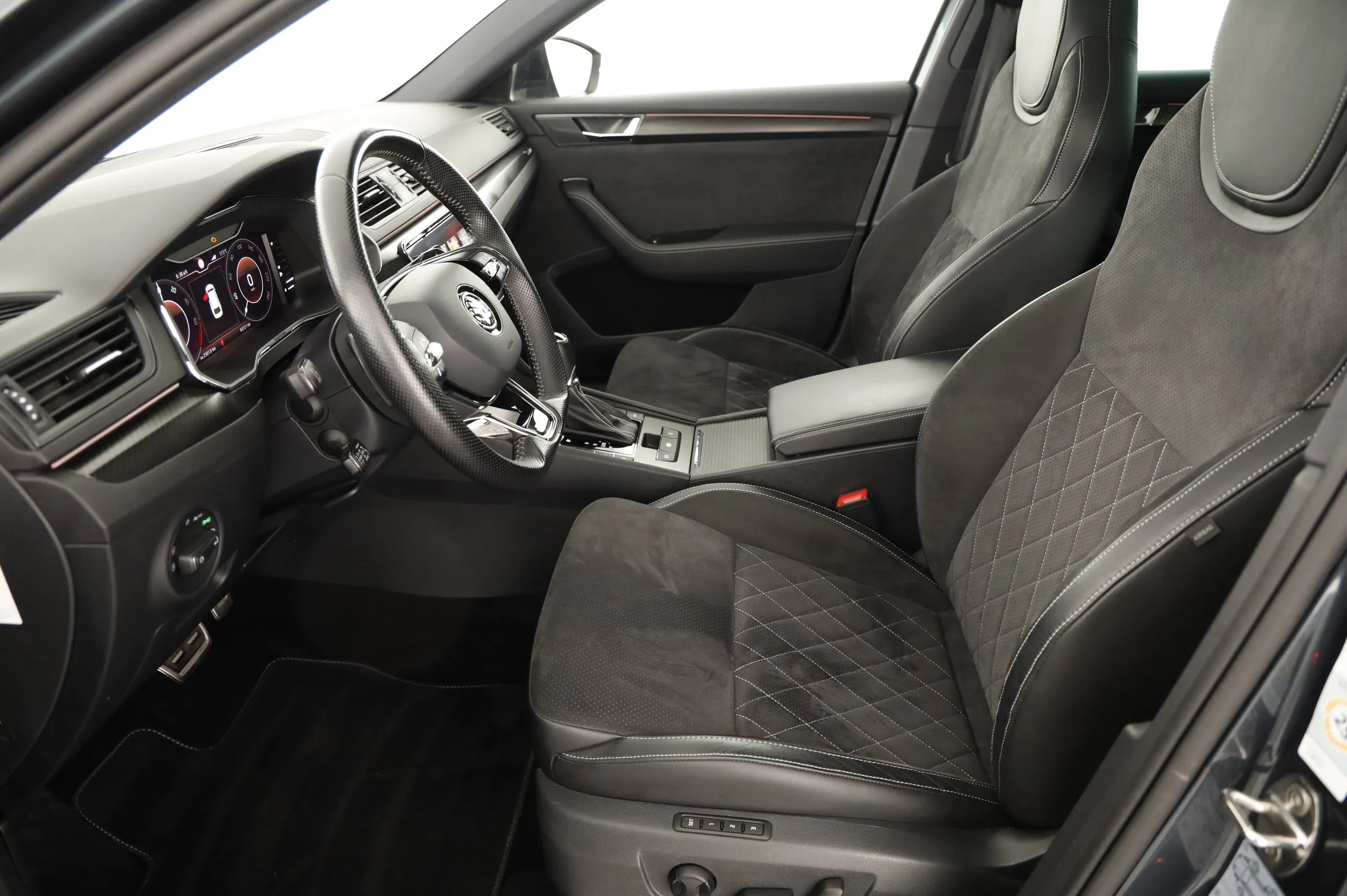 Skoda Superb Combi 1.4 TSI iV Sportline | Bild 14 von 31