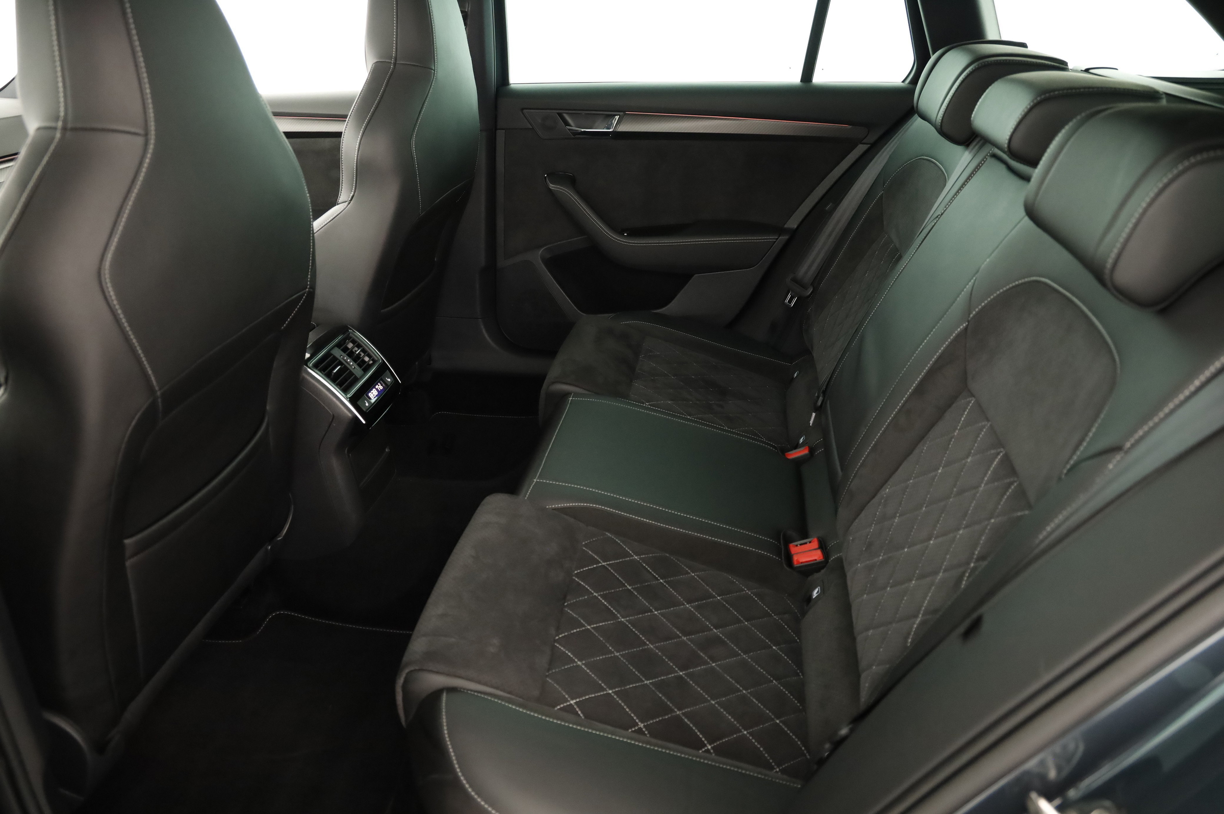 Skoda Superb Combi 1.4 TSI iV Sportline | Bild 26 von 31