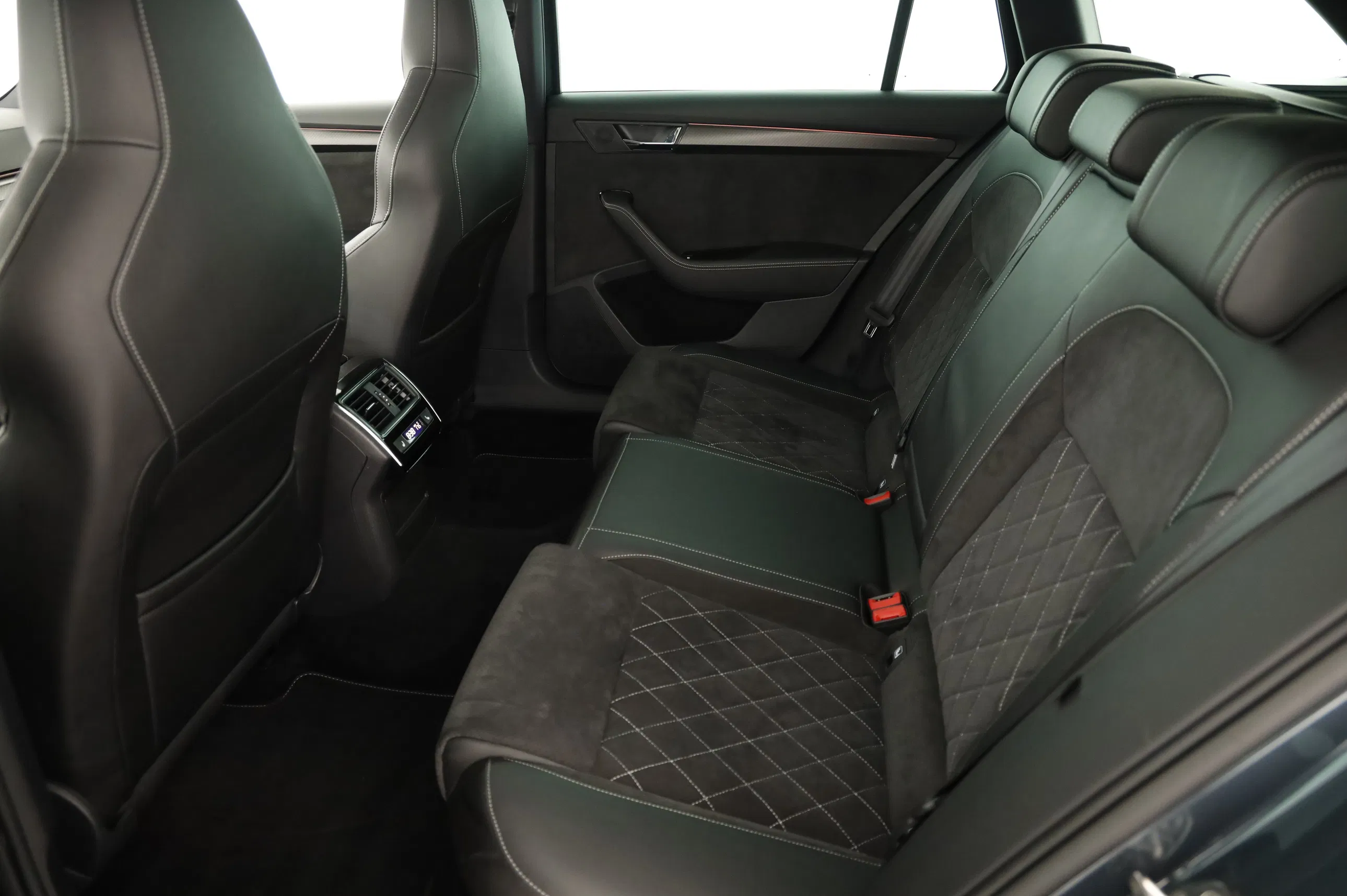 Skoda Superb Combi 1.4 TSI iV Sportline | Bild 26 von 31