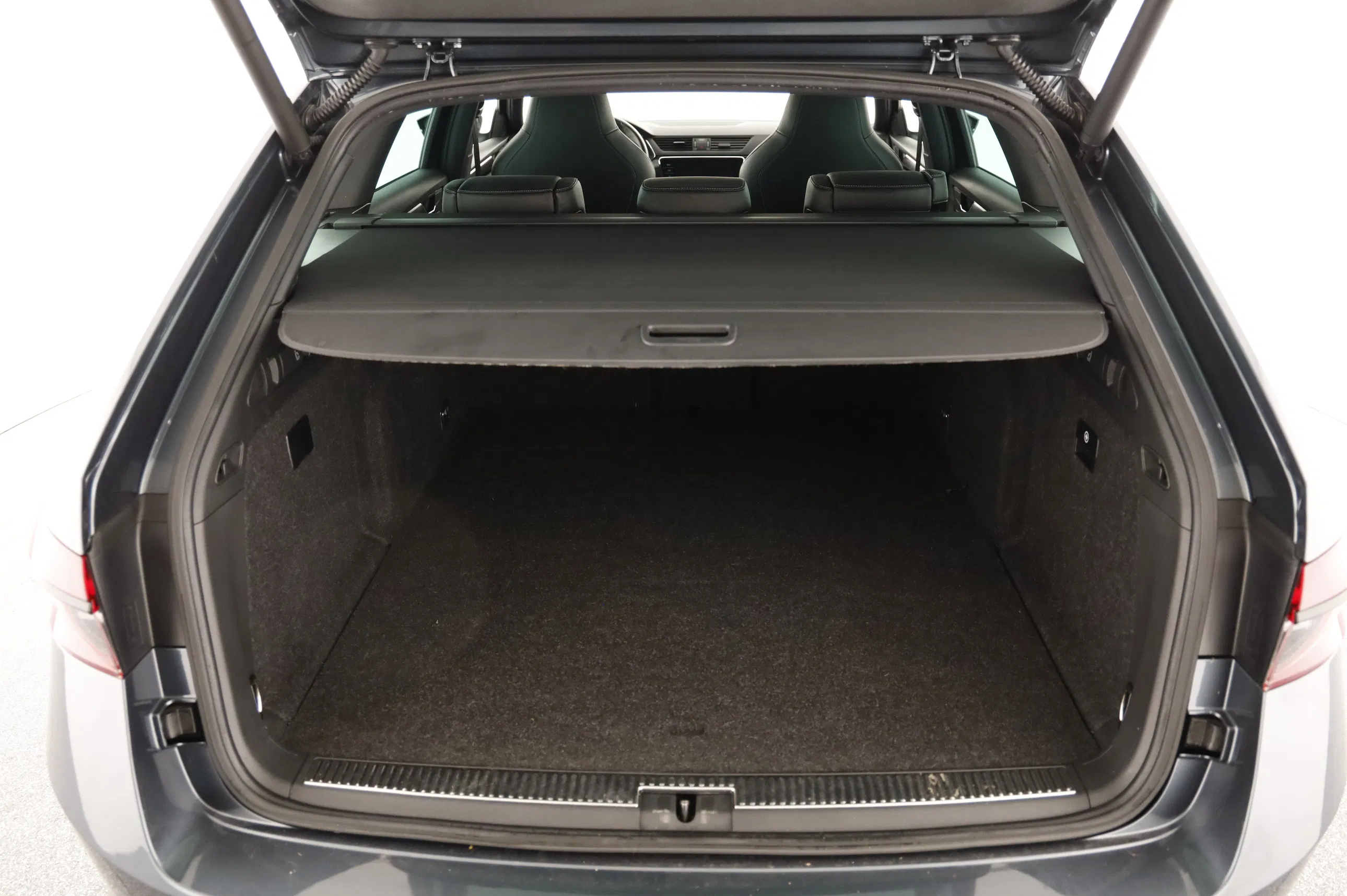 Skoda Superb Combi 1.4 TSI iV Sportline | Bild 27 von 31