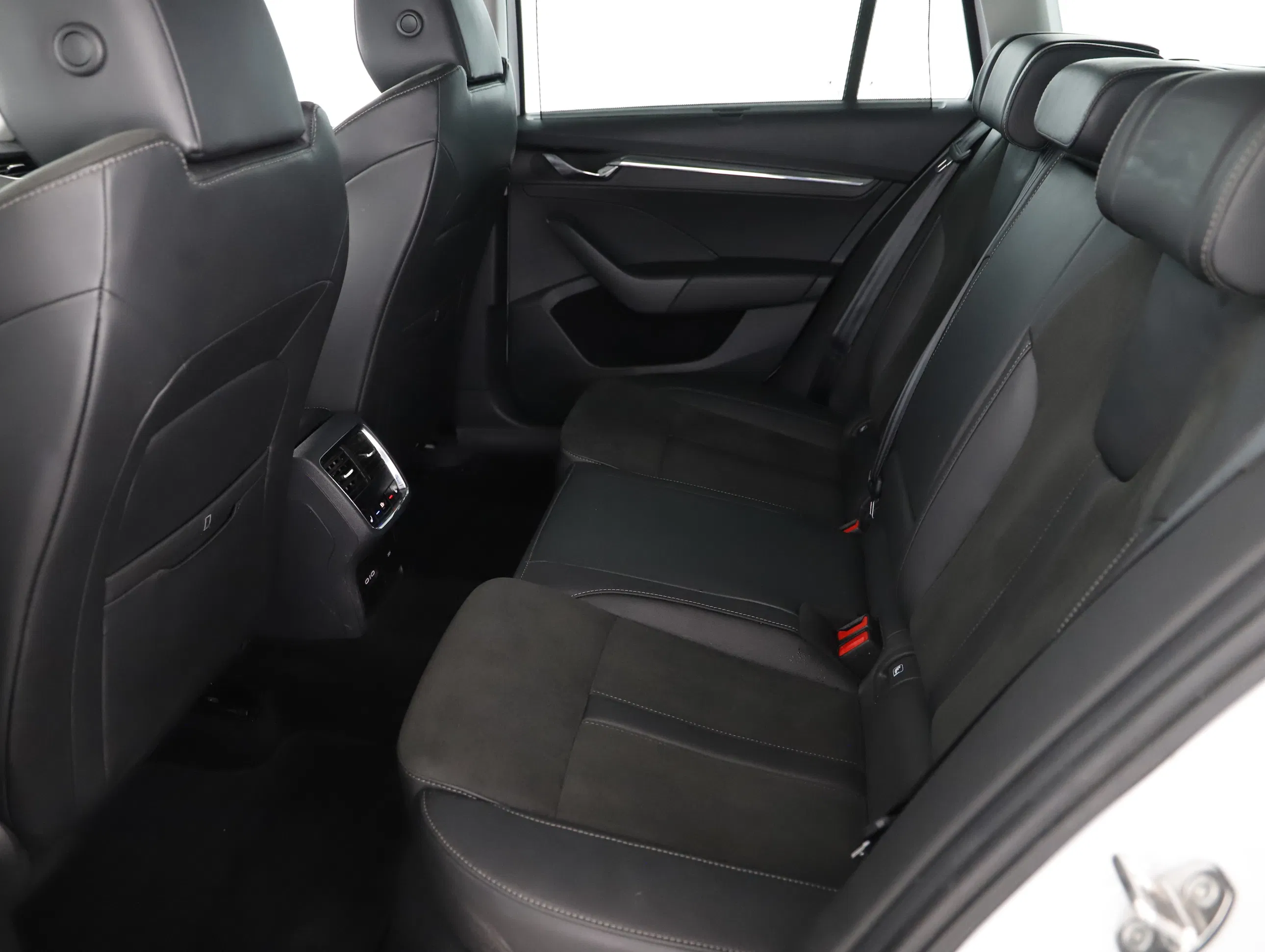 Skoda Octavia Combi 2.0 TDI Scout | Bild 2 von 25