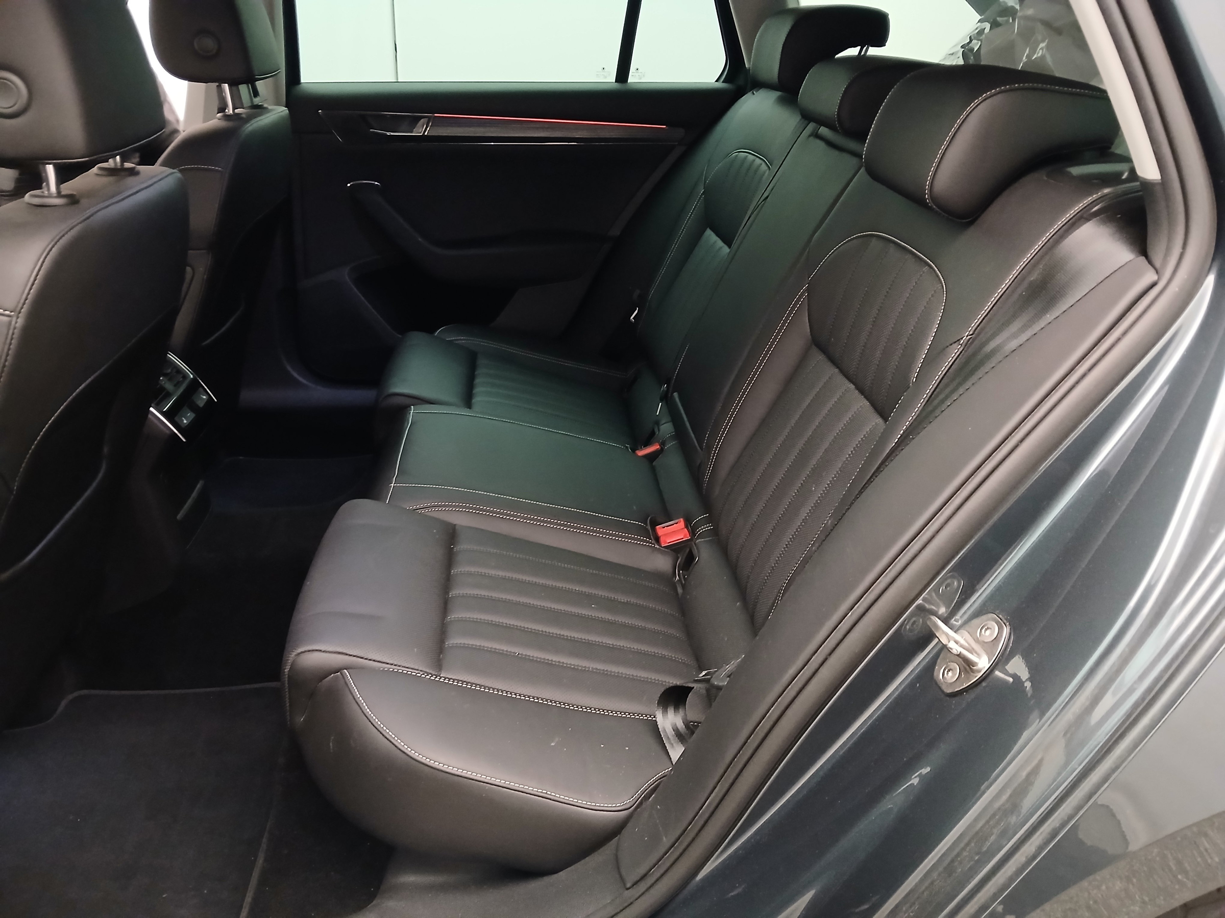 Skoda Superb Combi 2.0 TDI Style | Bild 31 von 31