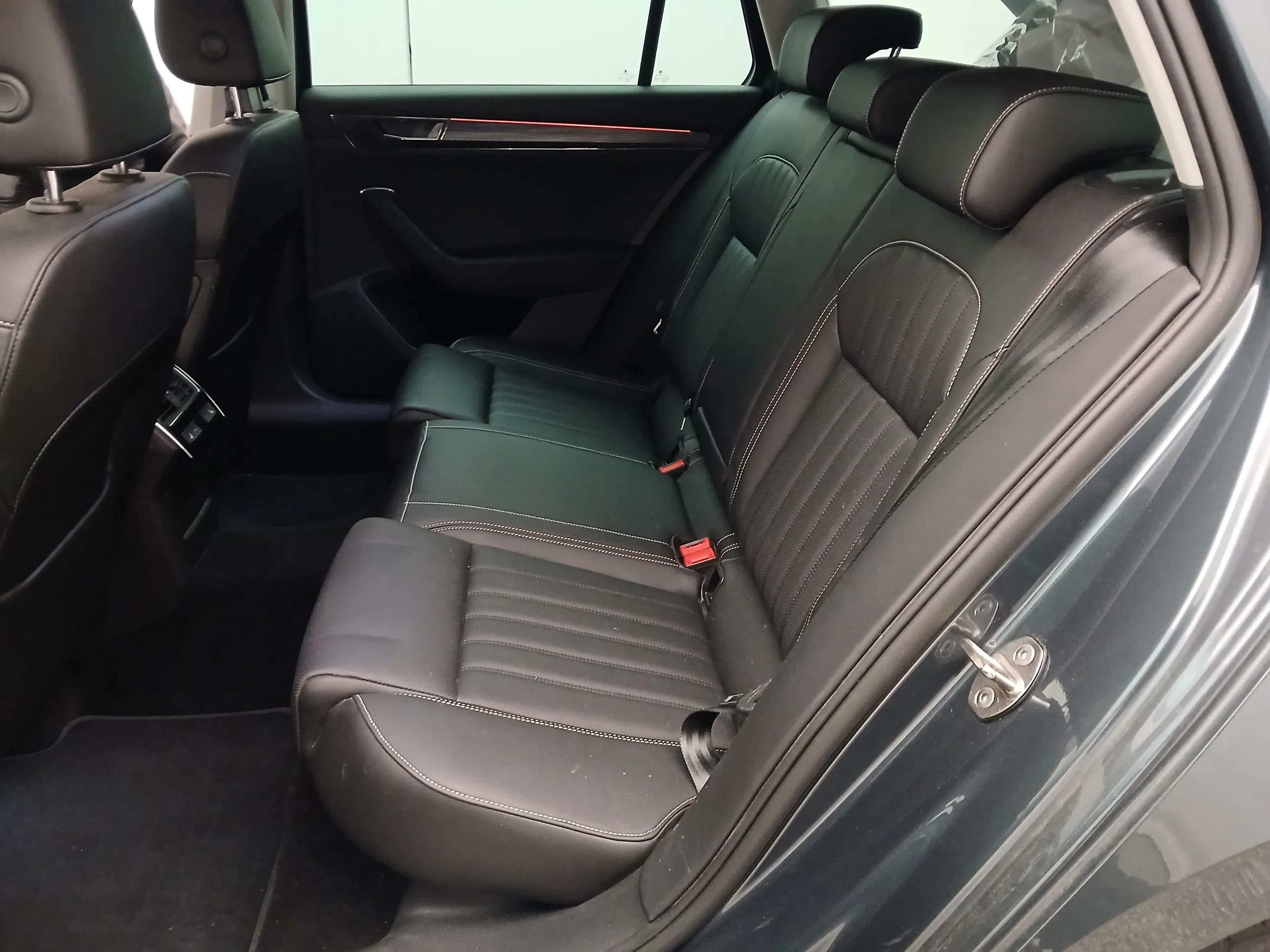 Skoda Superb Combi 2.0 TDI Style | Bild 31 von 31