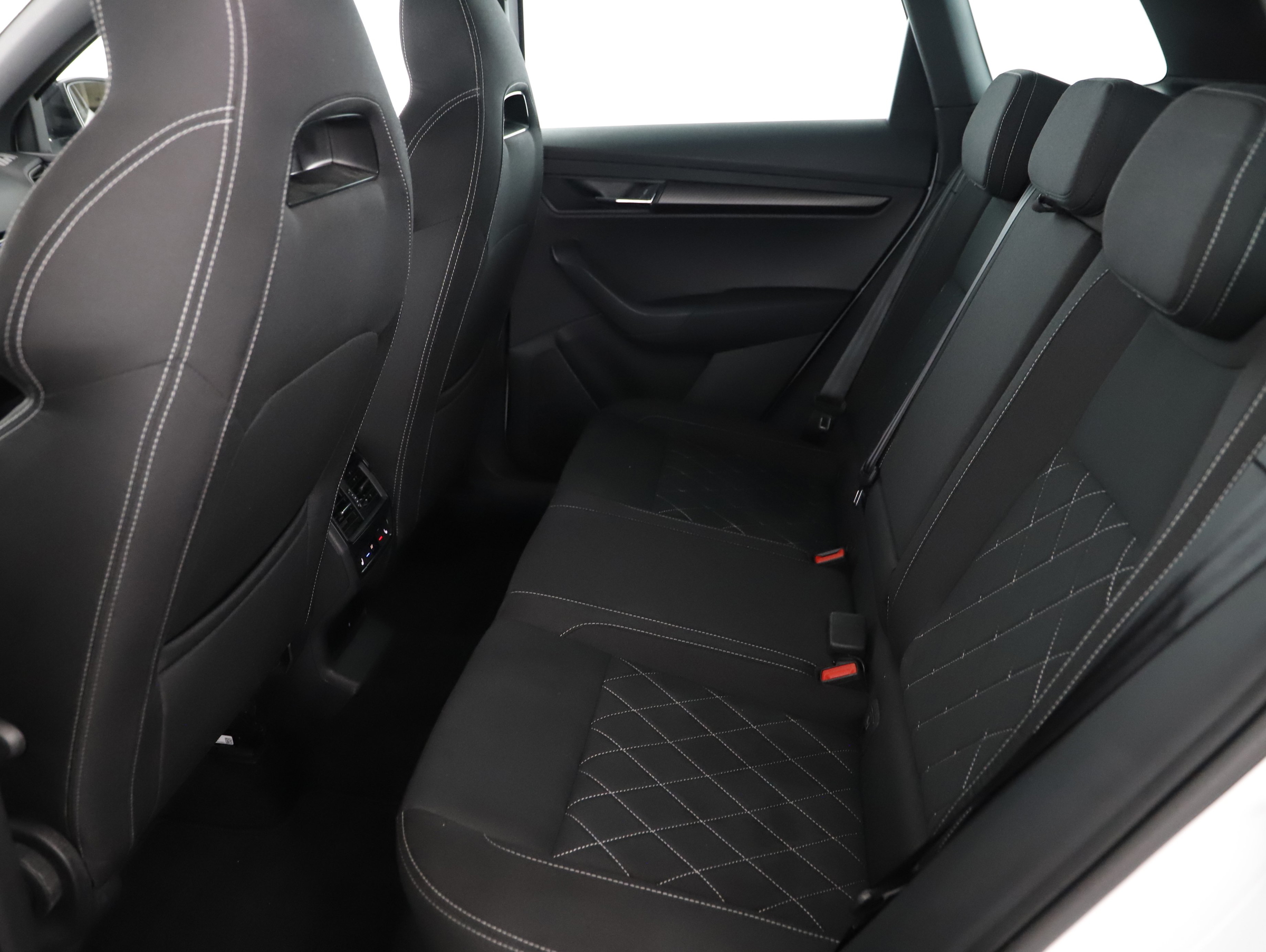 Skoda Karoq 2.0 TDI Sportline | Bild 25 von 31